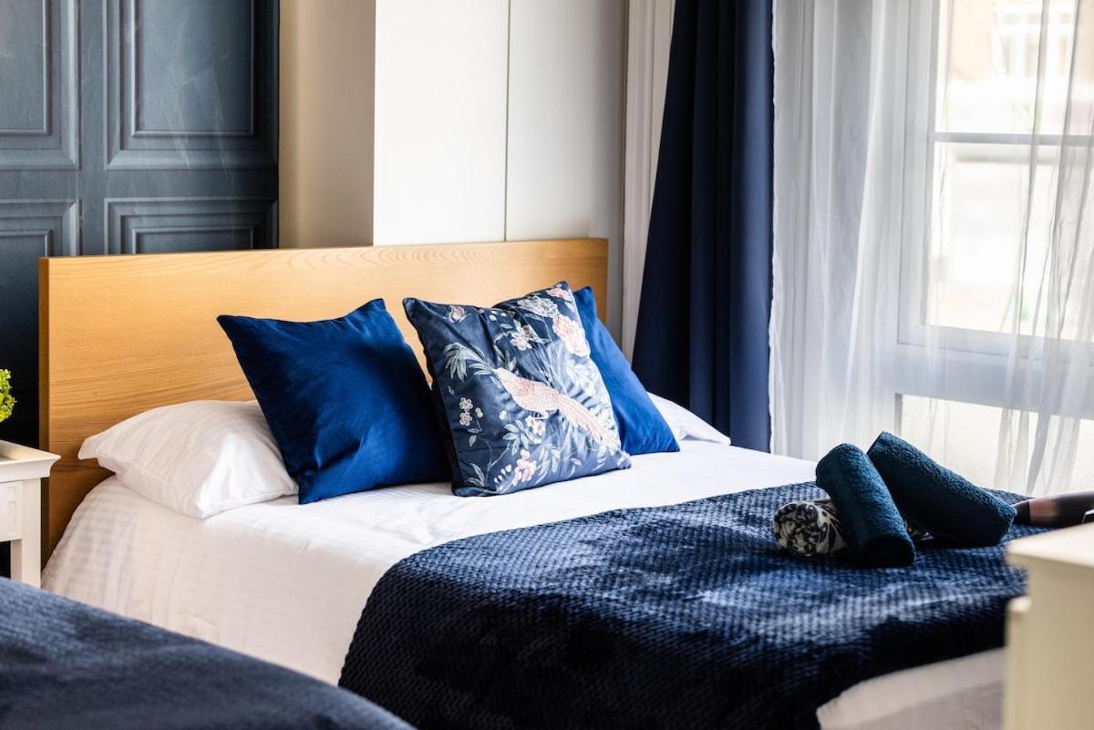 Luxury 4beds West London-mobilerateoffers-zone1-family-tourist-weekly-wifi-sleeps7-netflix! Apartment *