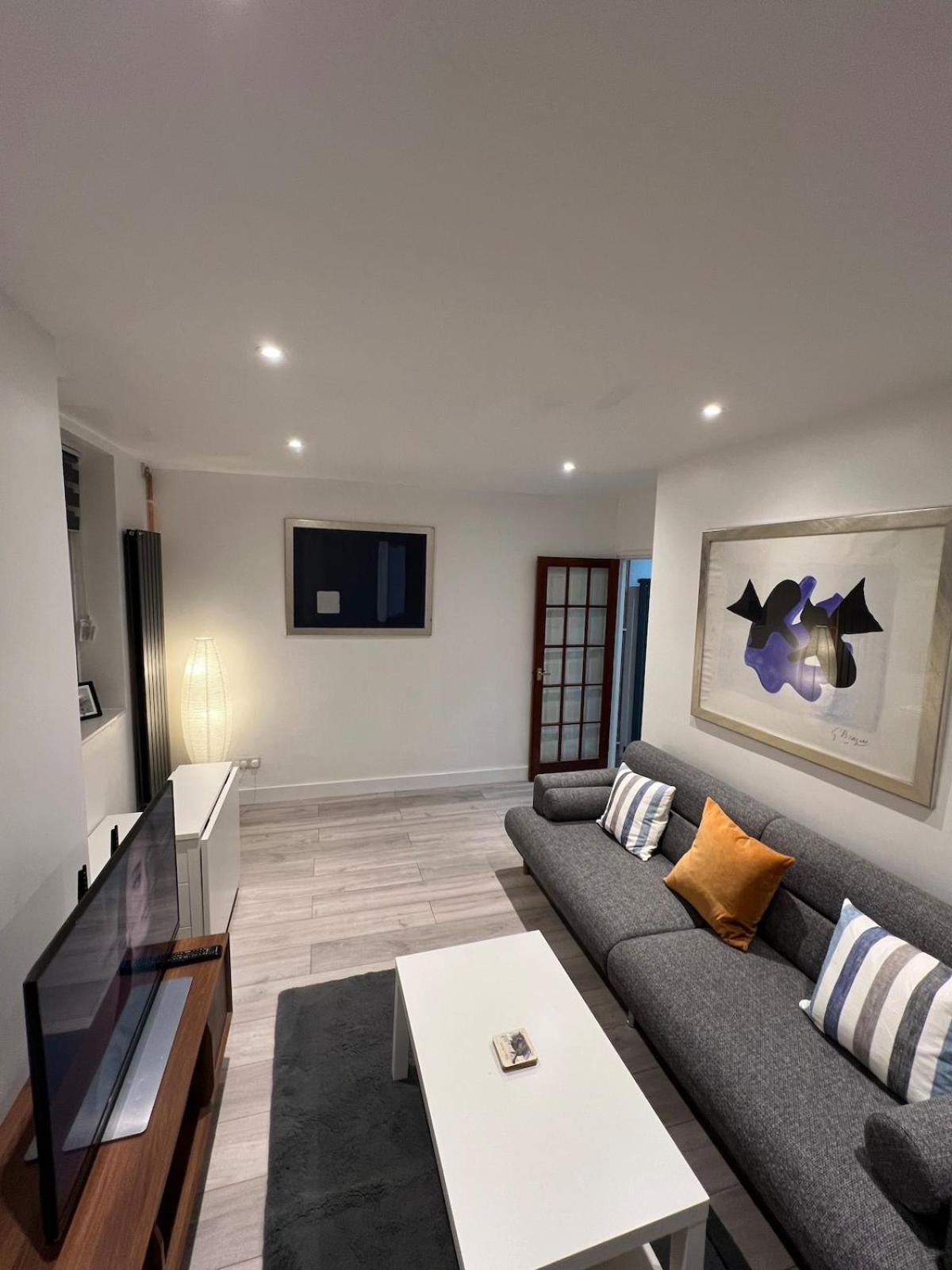 Amazing Location 2 Bed Swiss Leilighet London