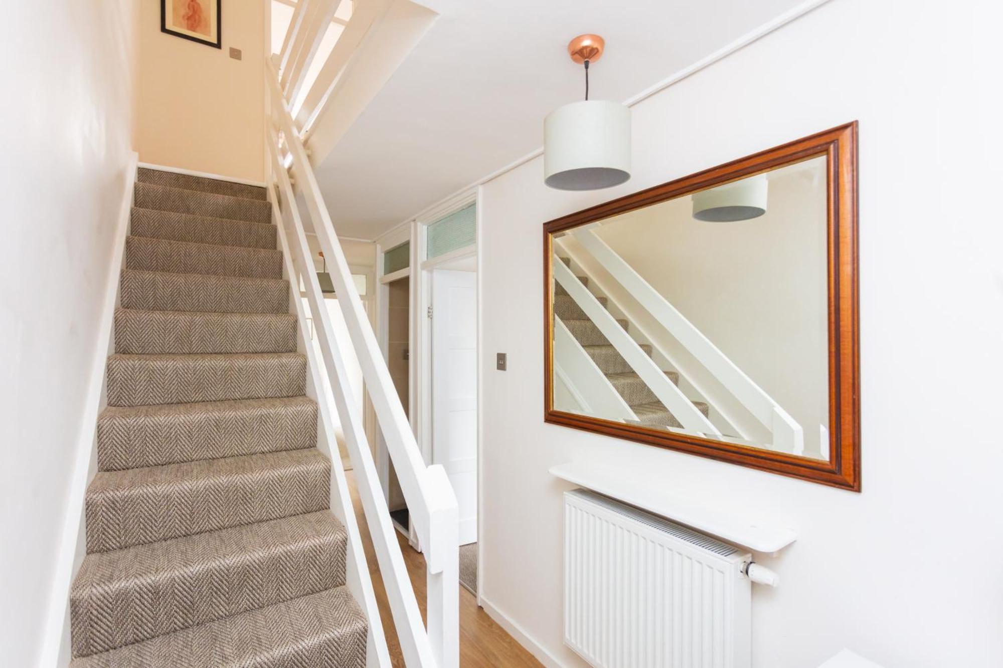 Spacious 3 Bedroom In Old Street Apartment *