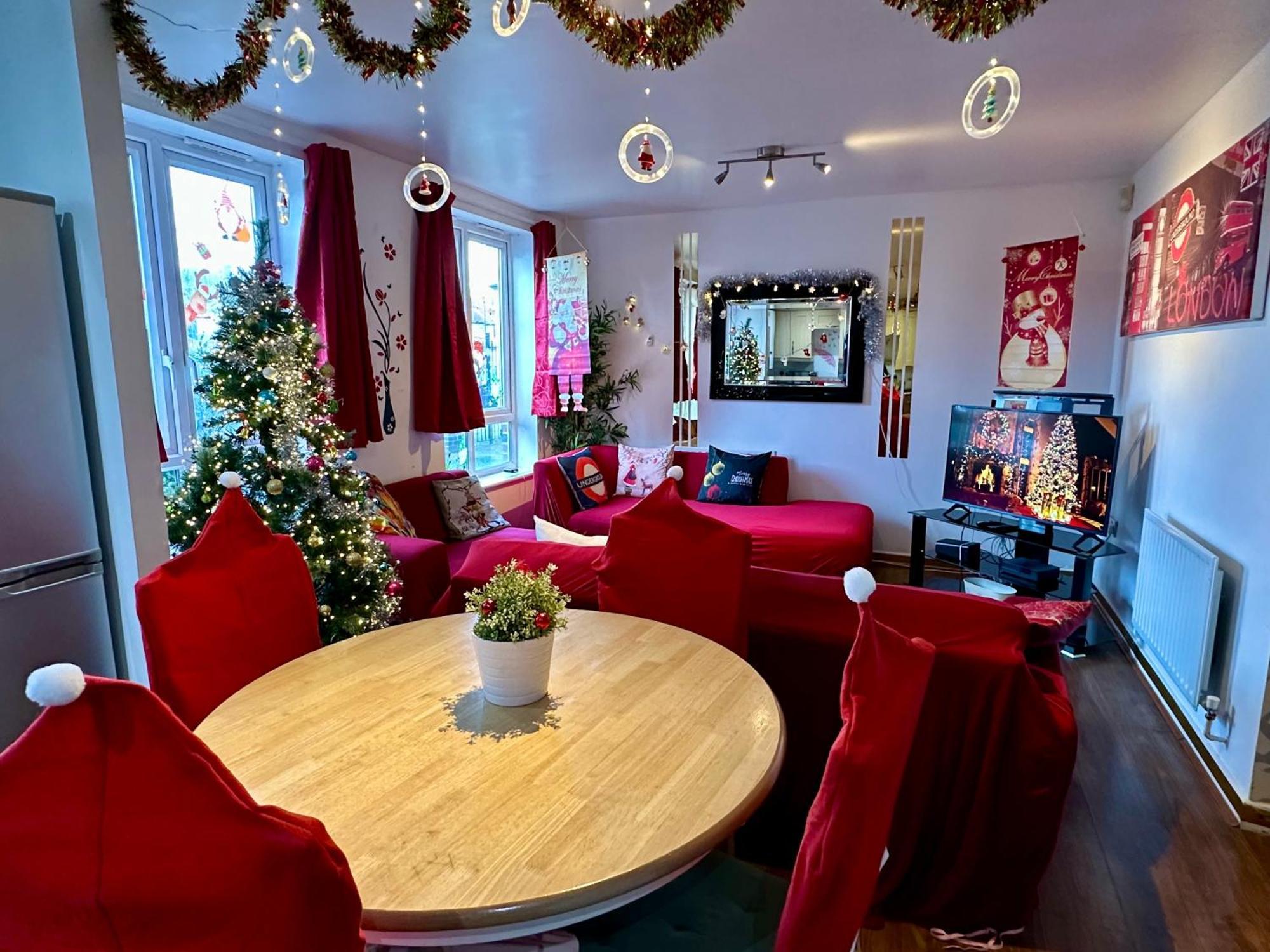 Apartment 2 Bed 2 Bath - Free Parking - 3min Walk To The Train Station - 19min To Liverpool Street 5min To Victoria Line 1gb Broadband Super Fast Internet Ground Floor 100s Of Shops Restaurants Bakeries 24-hour Asda Superst *