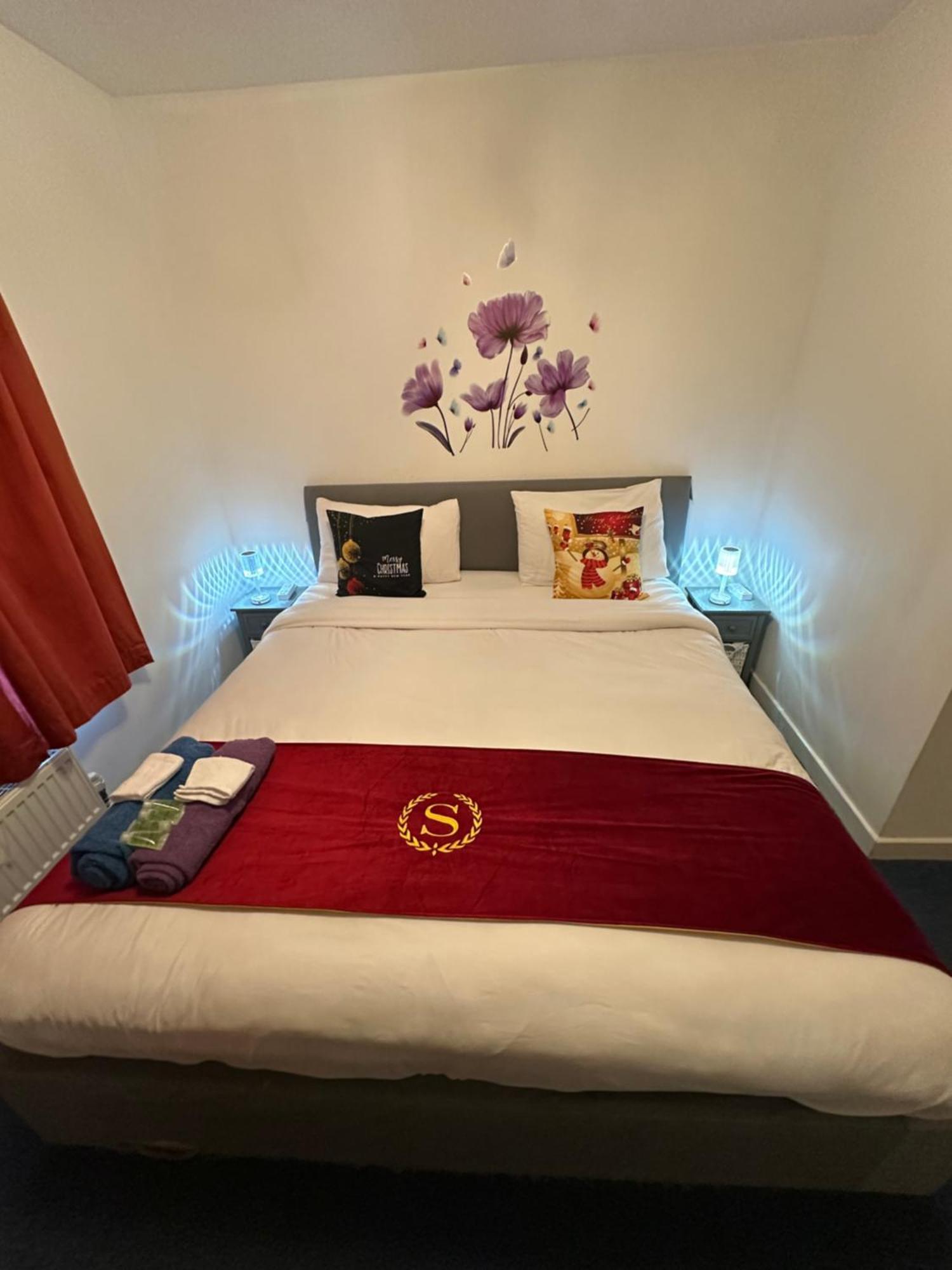 Apartment 2 Bed 2 Bath - Free Parking - 3min Walk To The Train Station - 19min To Liverpool Street 5min To Victoria Line 1gb Broadband Super Fast Internet Ground Floor 100s Of Shops Restaurants Bakeries 24-hour Asda Superst London