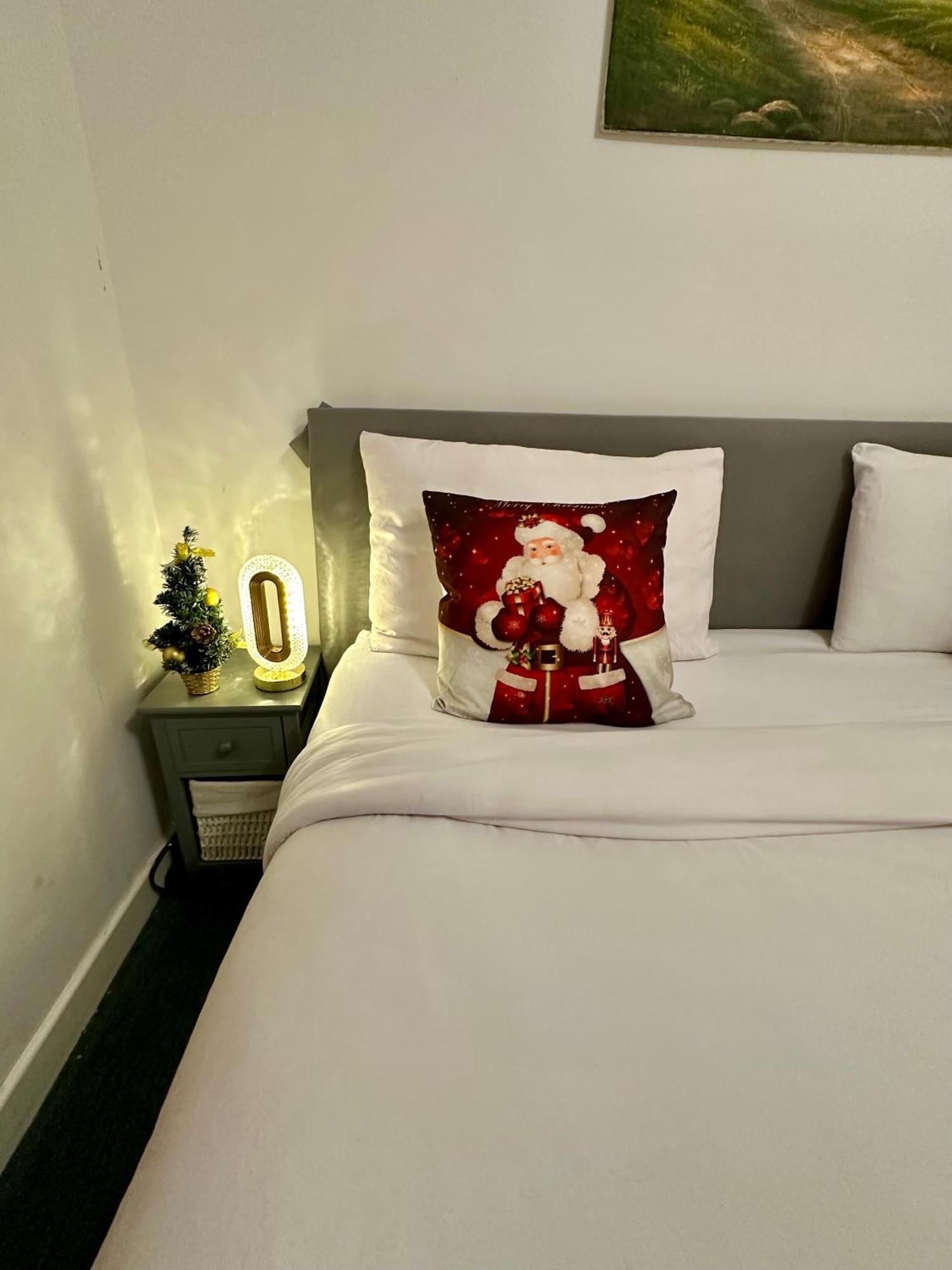 Apartment 2 Bed 2 Bath - Free Parking - 3min Walk To The Train Station - 19min To Liverpool Street 5min To Victoria Line 1gb Broadband Super Fast Internet Ground Floor 100s Of Shops Restaurants Bakeries 24-hour Asda Superst