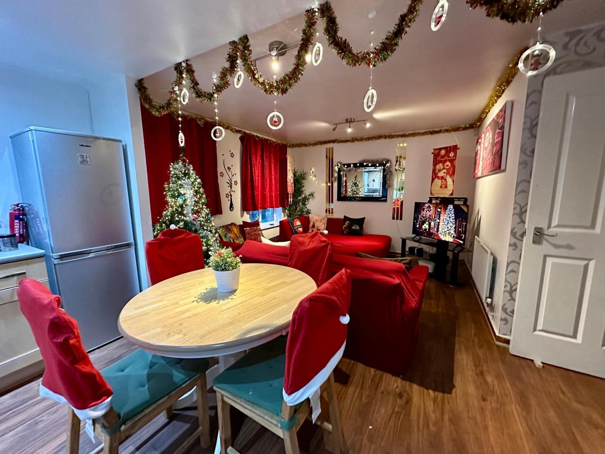 Apartment 2 Bed 2 Bath - Free Parking - 3min Walk To The Train Station - 19min To Liverpool Street 5min To Victoria Line 1gb Broadband Super Fast Internet Ground Floor 100s Of Shops Restaurants Bakeries 24-hour Asda Superst