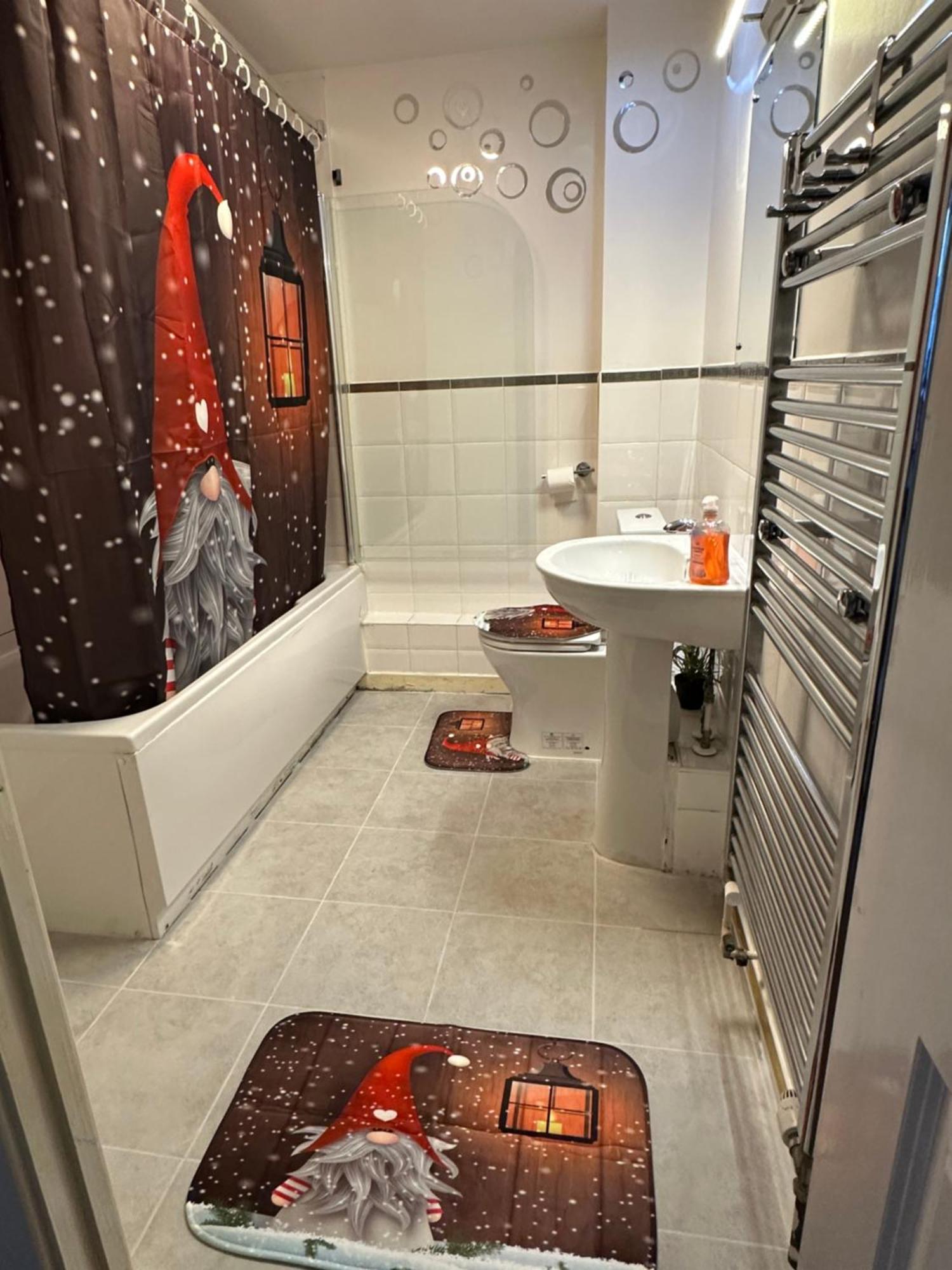 2 Bed 2 Bath - Free Parking - 3min Walk To The Train Station - 19min To Liverpool Street 5min To Victoria Line 1gb Broadband Super Fast Internet Ground Floor 100s Of Shops Restaurants Bakeries 24-hour Asda Superst Apartment *