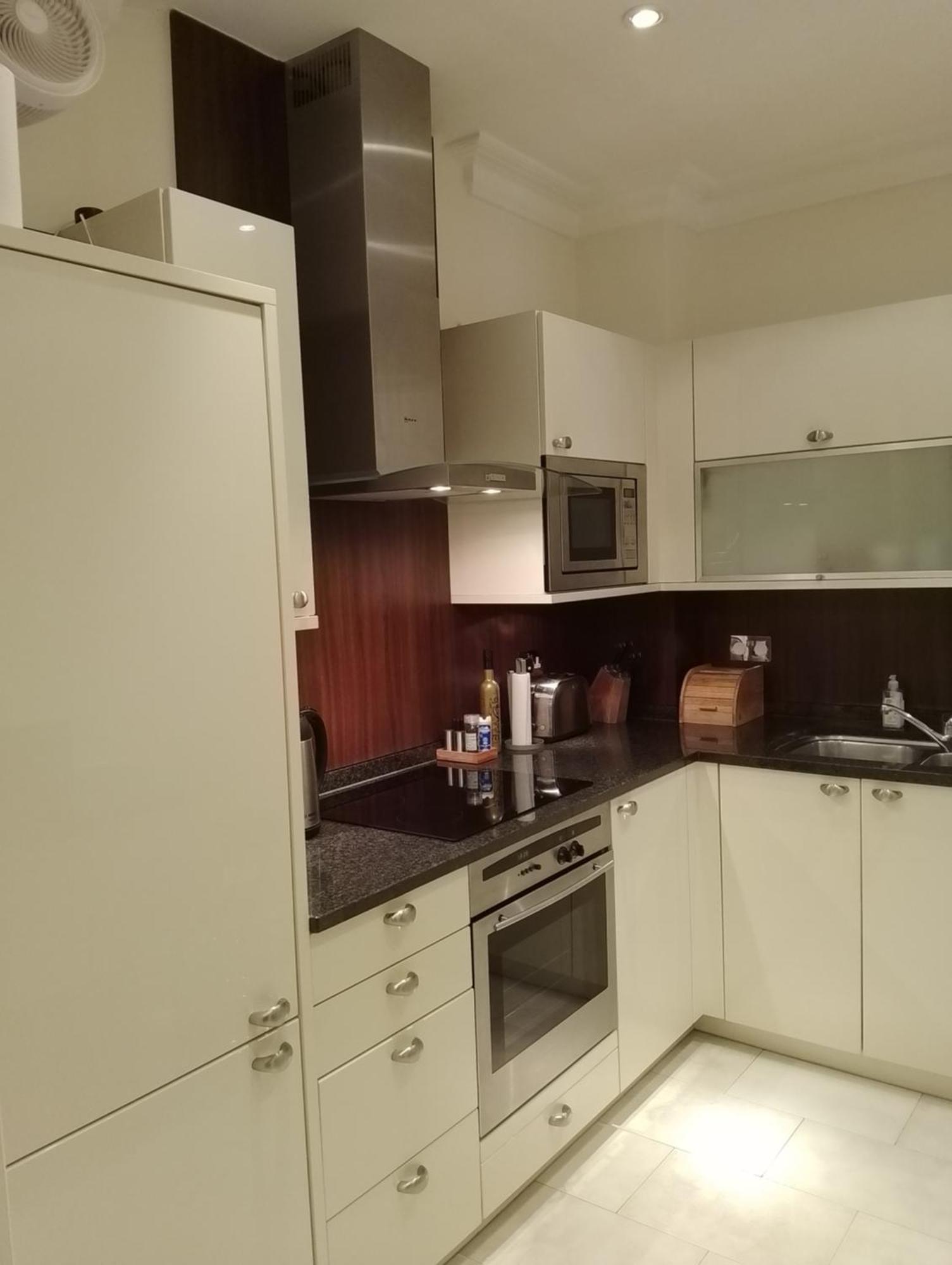 Beautiful Apartment With Underground Parking, Balcony In Kew, Richmond London Apartment *