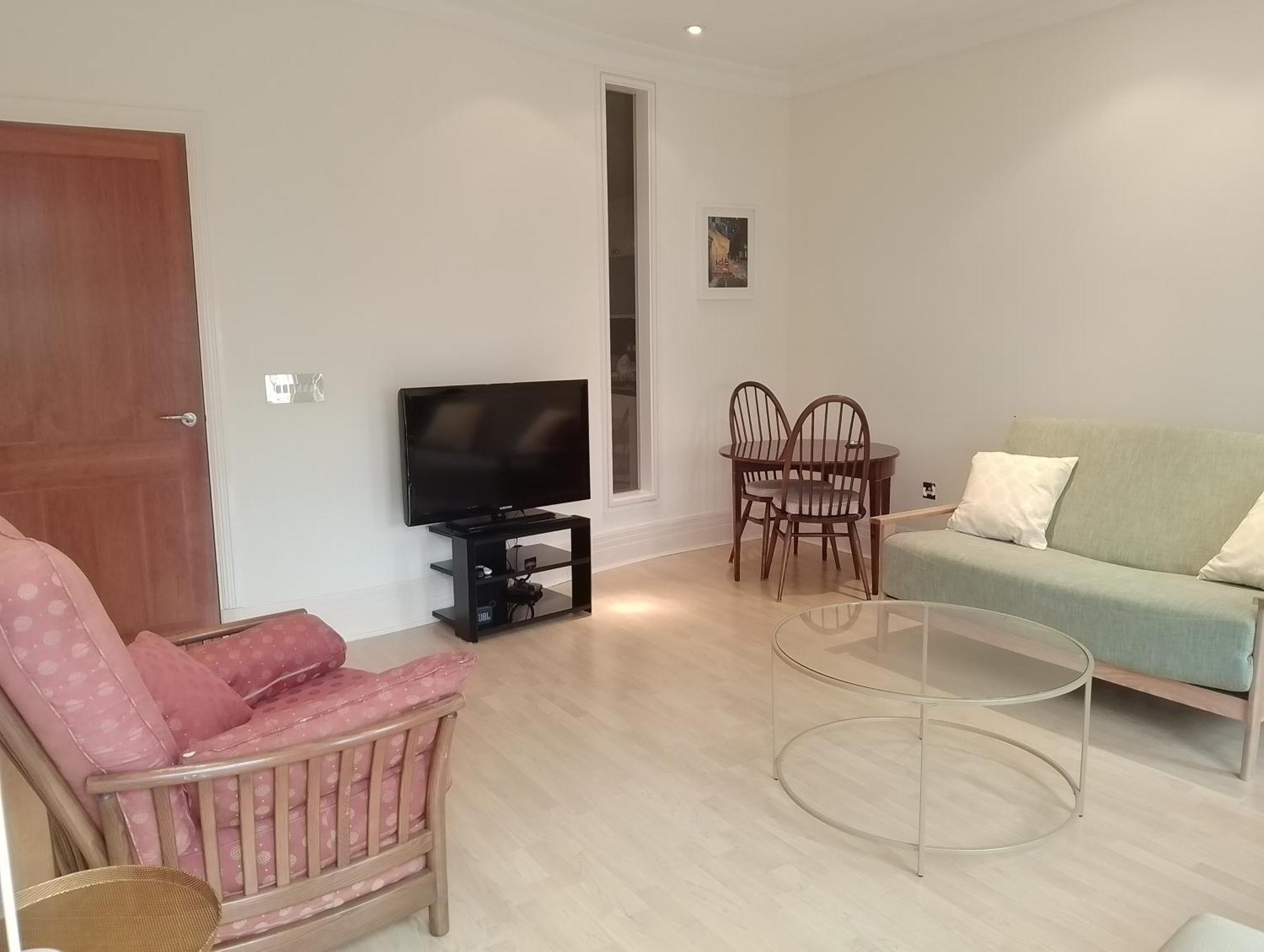 Beautiful Apartment With Underground Parking, Balcony In Kew, Richmond London