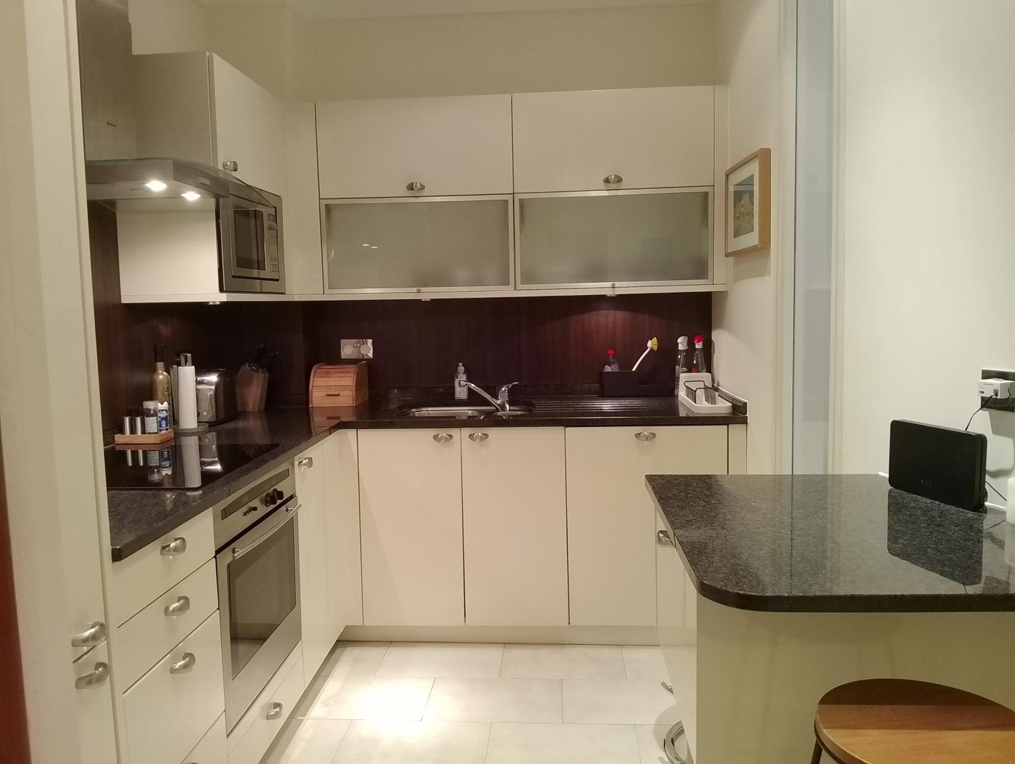 Beautiful Apartment With Underground Parking, Balcony In Kew, Richmond London Apartment *
