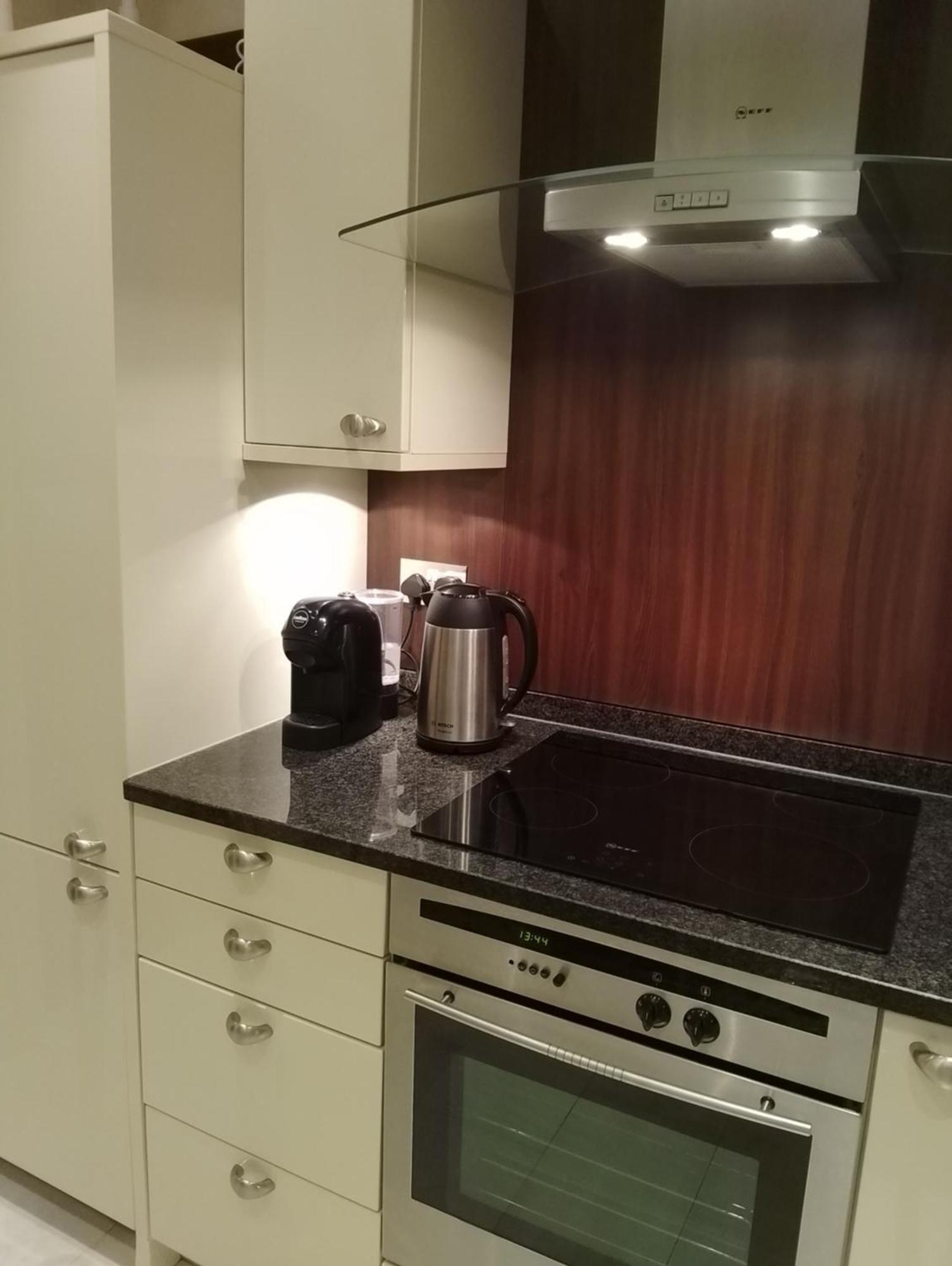 Beautiful Apartment With Underground Parking, Balcony In Kew, Richmond London