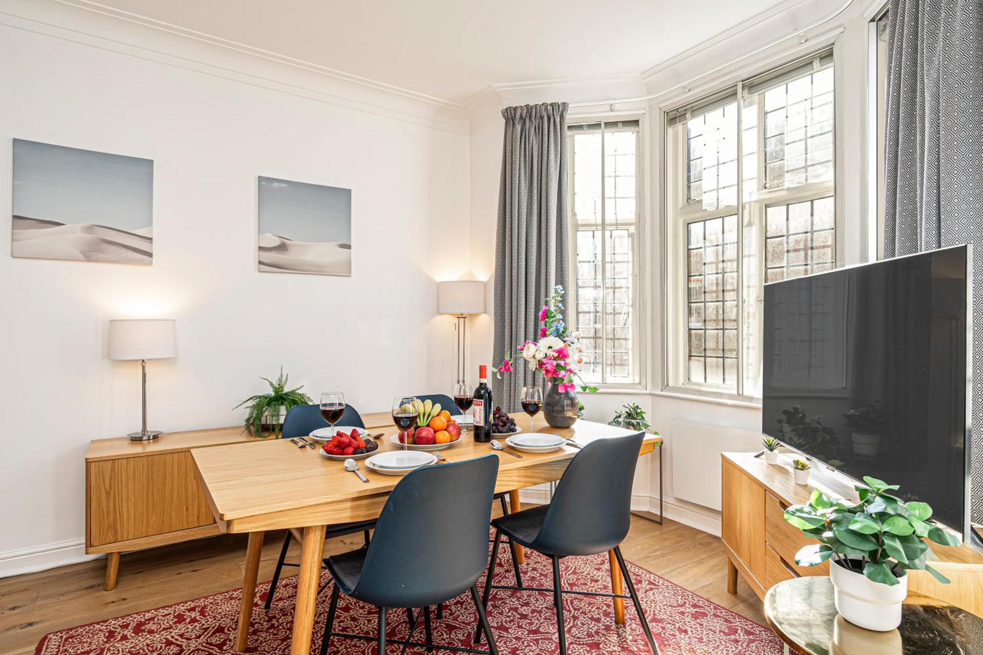 Baker Street Apartment *