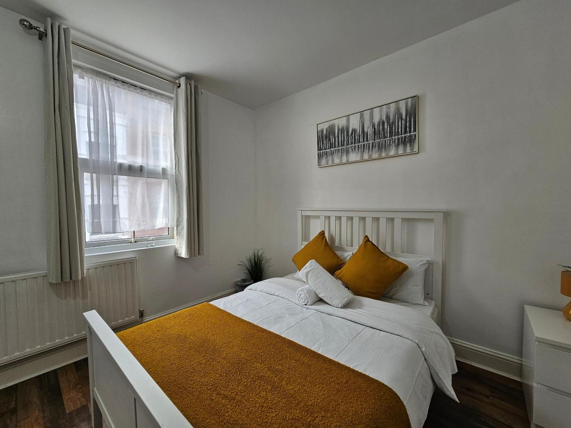 Aldgate Apartment *