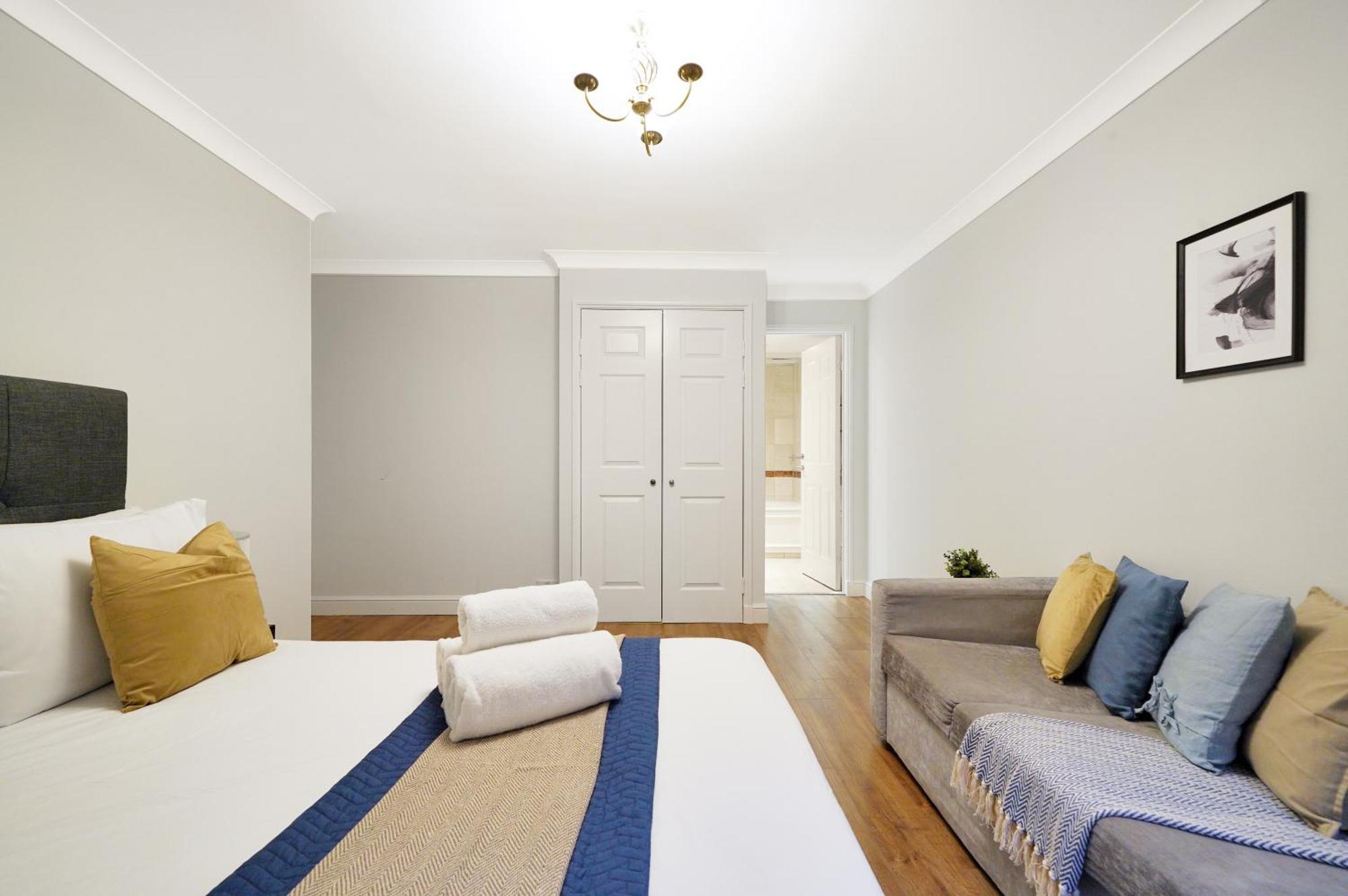 Luxury 3-bed With Private Garden En-suites & Underground Parking Prime Nw6 Location Apartment