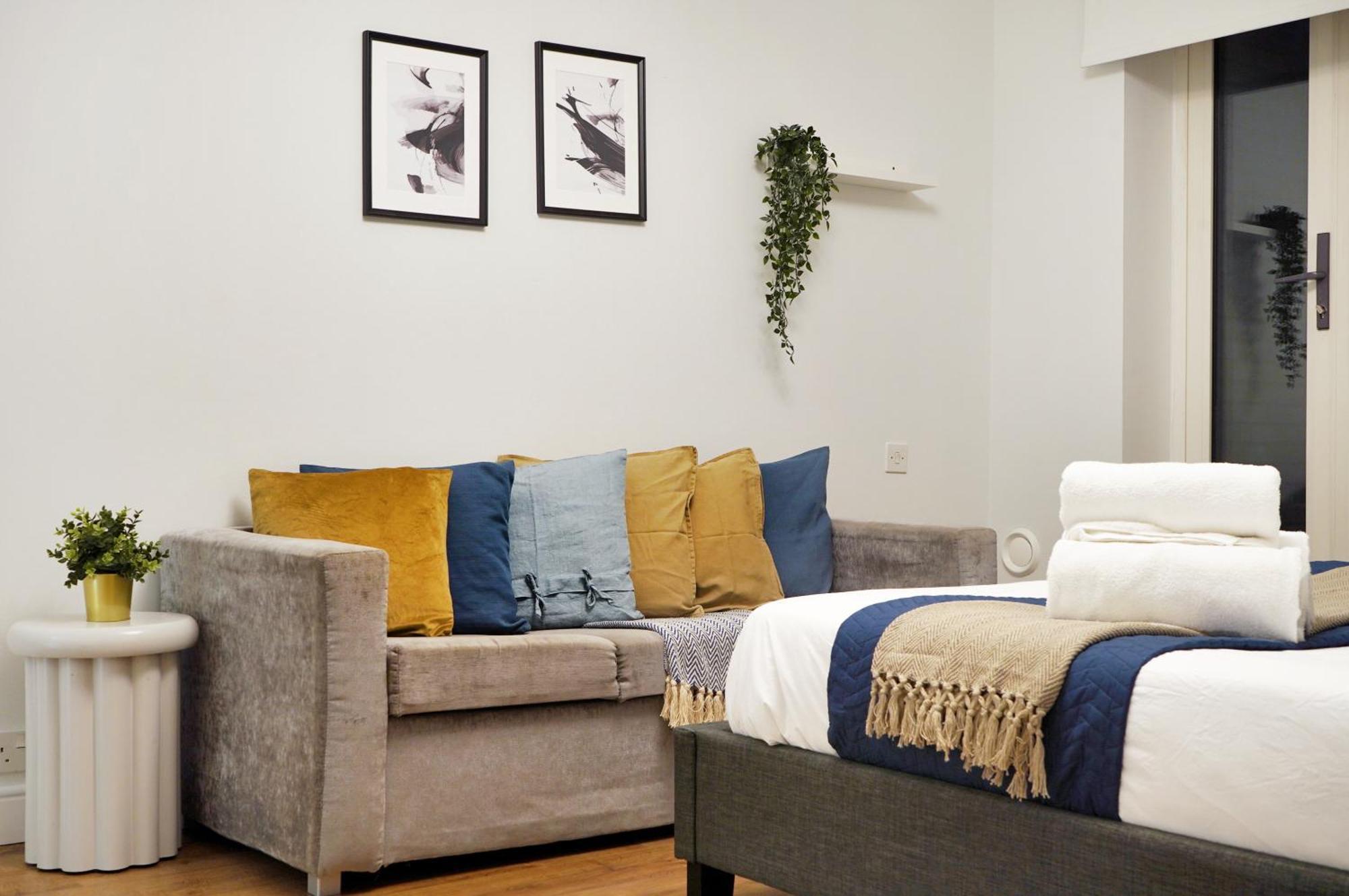 Luxury 3-bed With Private Garden En-suites & Underground Parking Prime Nw6 Location *