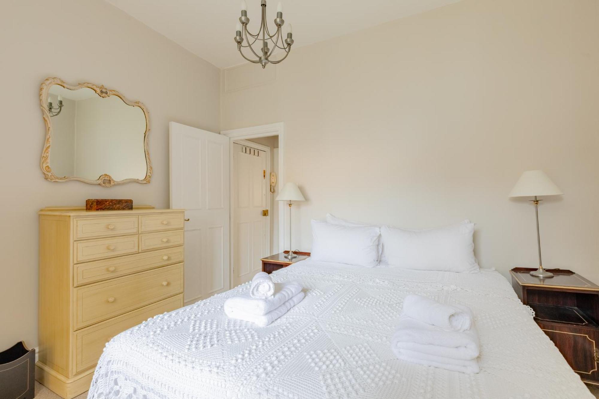 Vintage 1bd Flat 5 Mins From Earls Court Station Apartment *