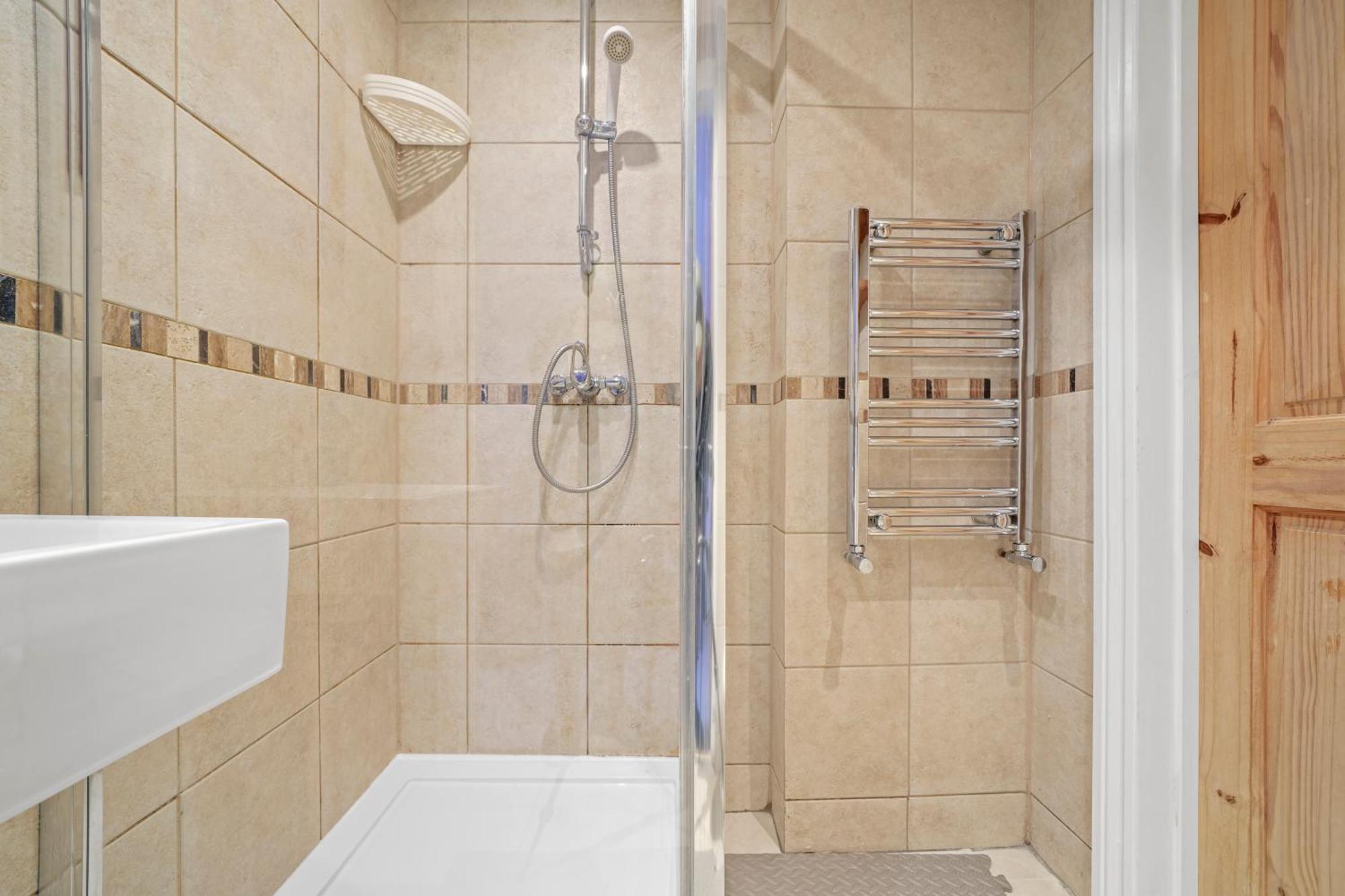 5 Bedroom House - 2 To 8 People * London