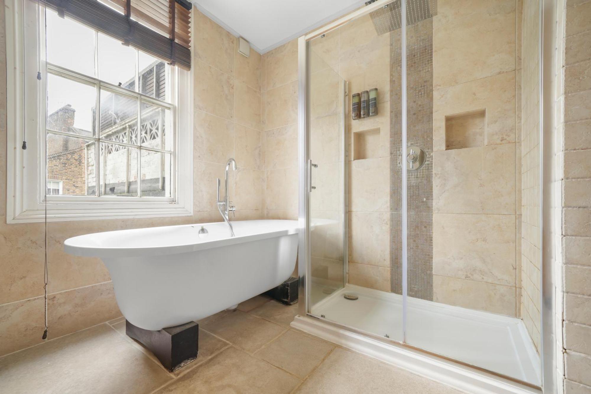 5 Bedroom House - 2 To 8 People * London