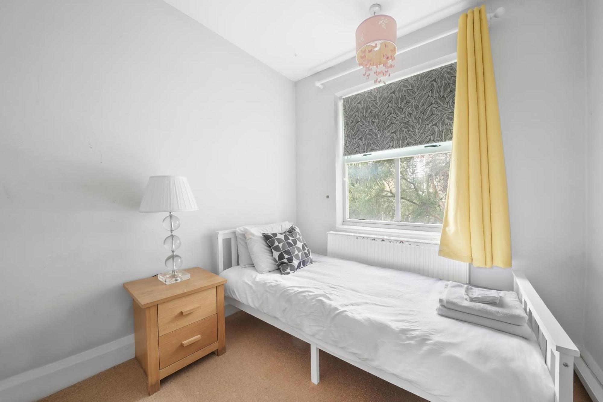 Holiday home 5 Bedroom House - 2 To 8 People London