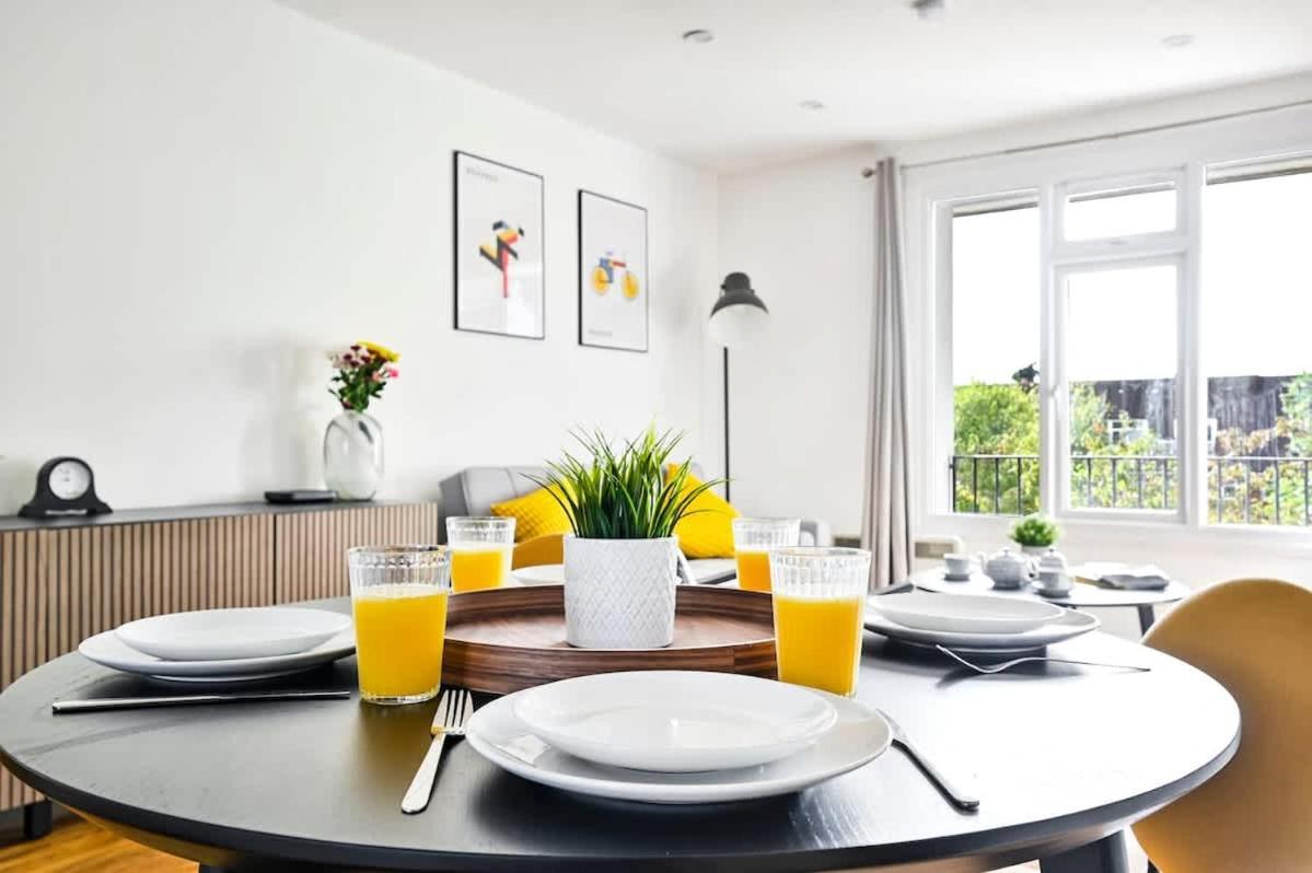 Spacious 2 Bed Duplex - Zone 1 - Workspace * Londen