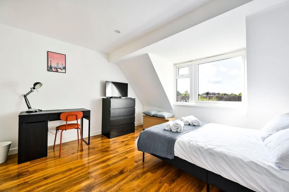 Spacious 2 Bed Duplex - Zone 1 - Workspace Appartement Londen