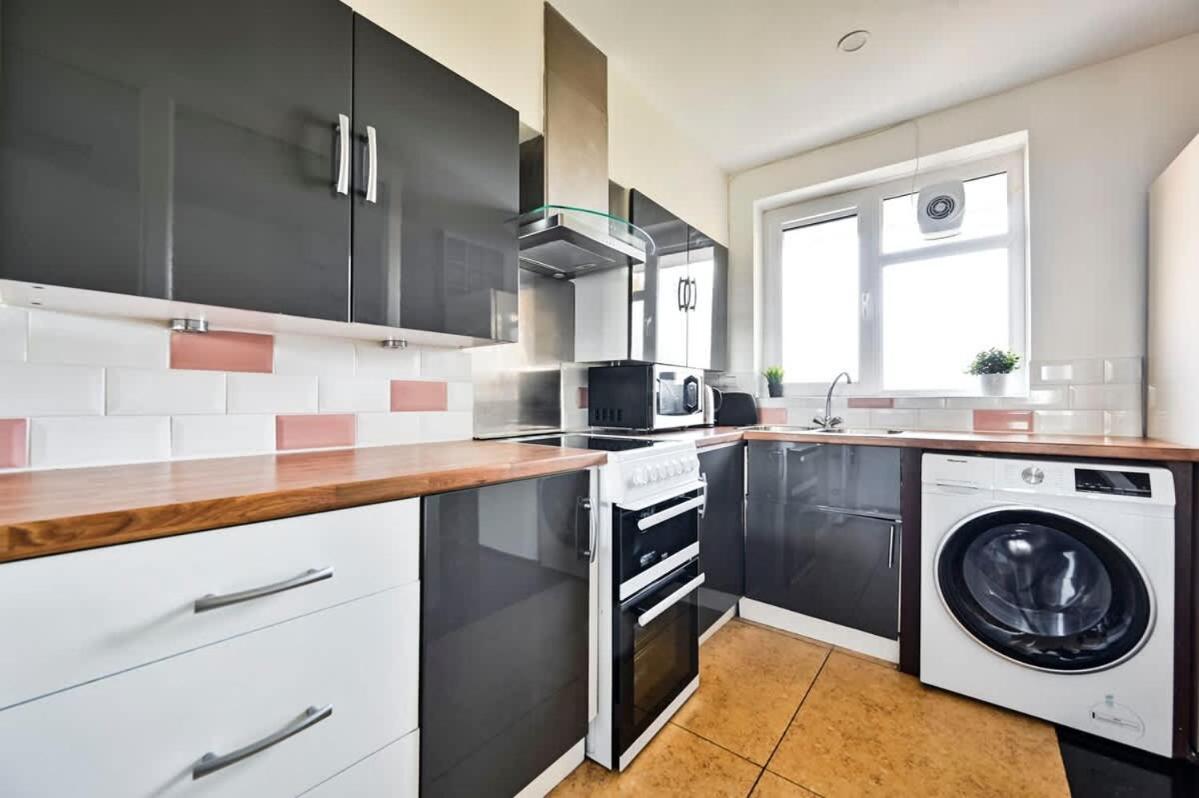 Spacious 2 Bed Duplex - Zone 1 - Workspace Appartement Londen