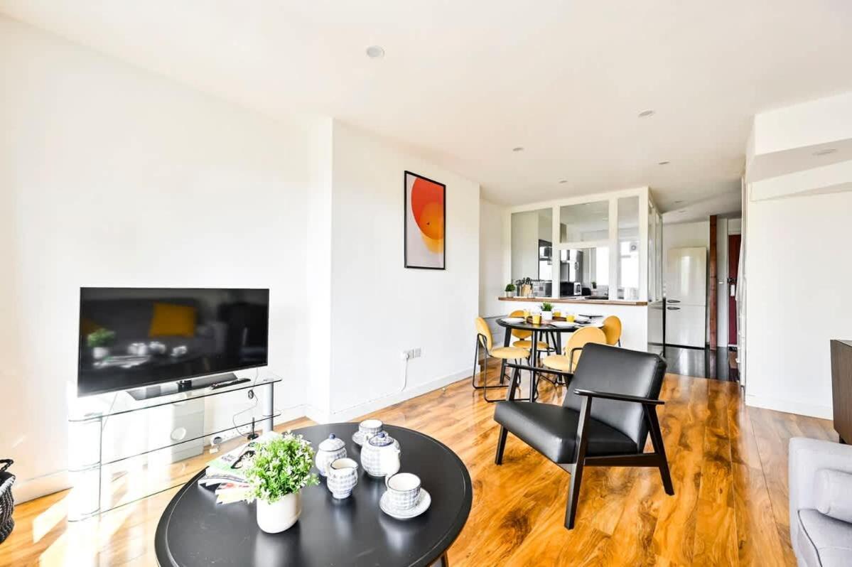 Spacious 2 Bed Duplex - Zone 1 - Workspace Appartement Londen