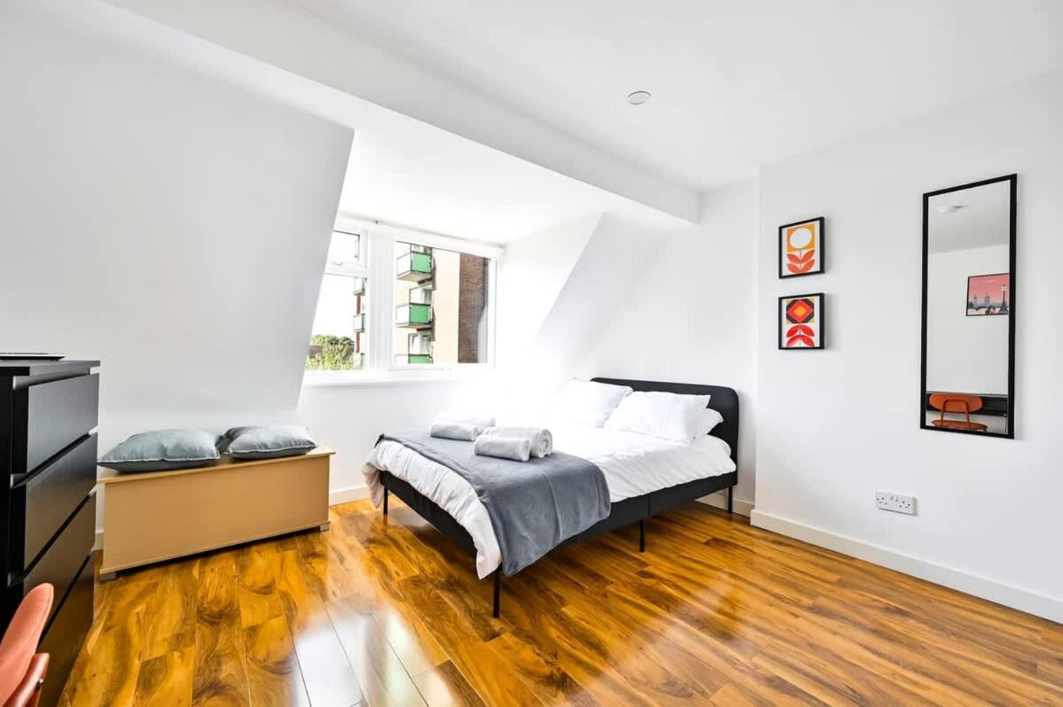 Spacious 2 Bed Duplex - Zone 1 - Workspace * Londen