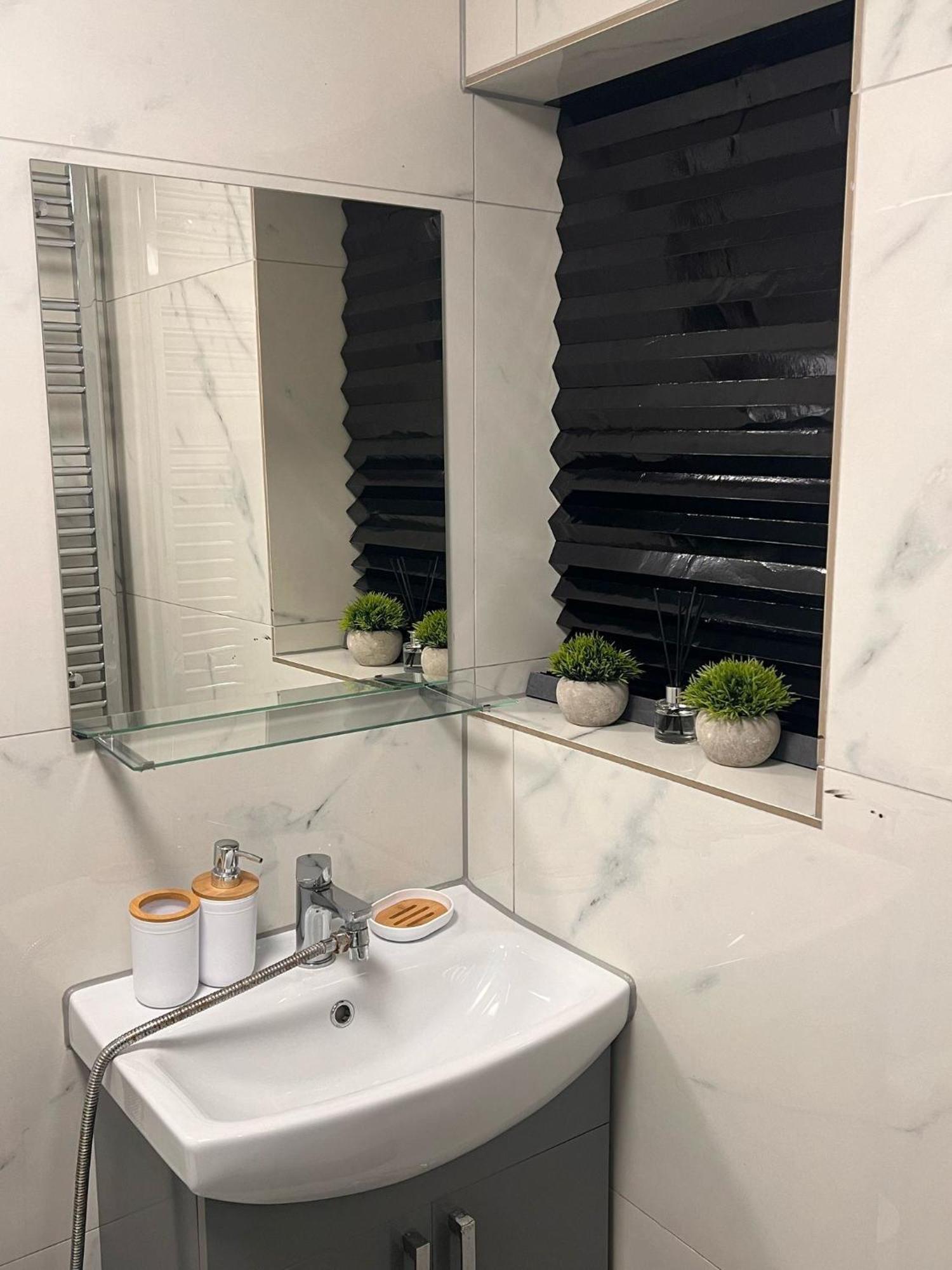 Studiosleeps2-gardenview-parking-internet-patio Apartment London