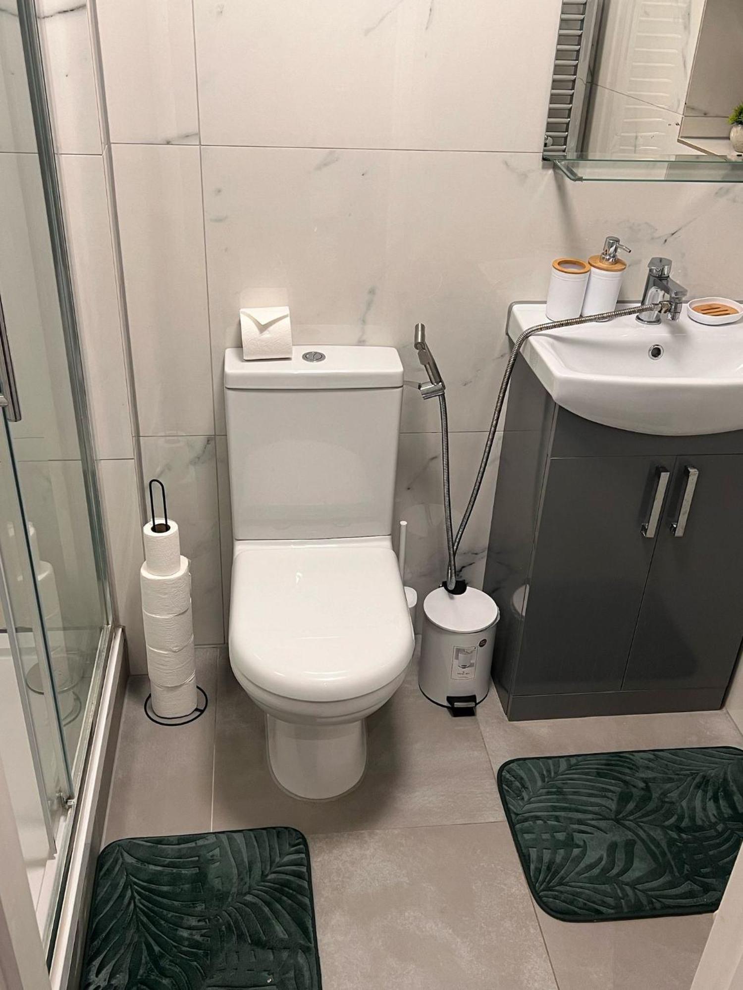 Studiosleeps2-gardenview-parking-internet-patio * London
