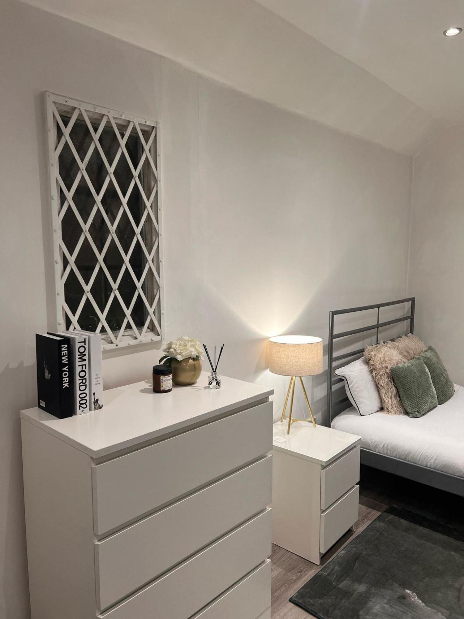 Studiosleeps2-gardenview-parking-internet-patio Apartment London