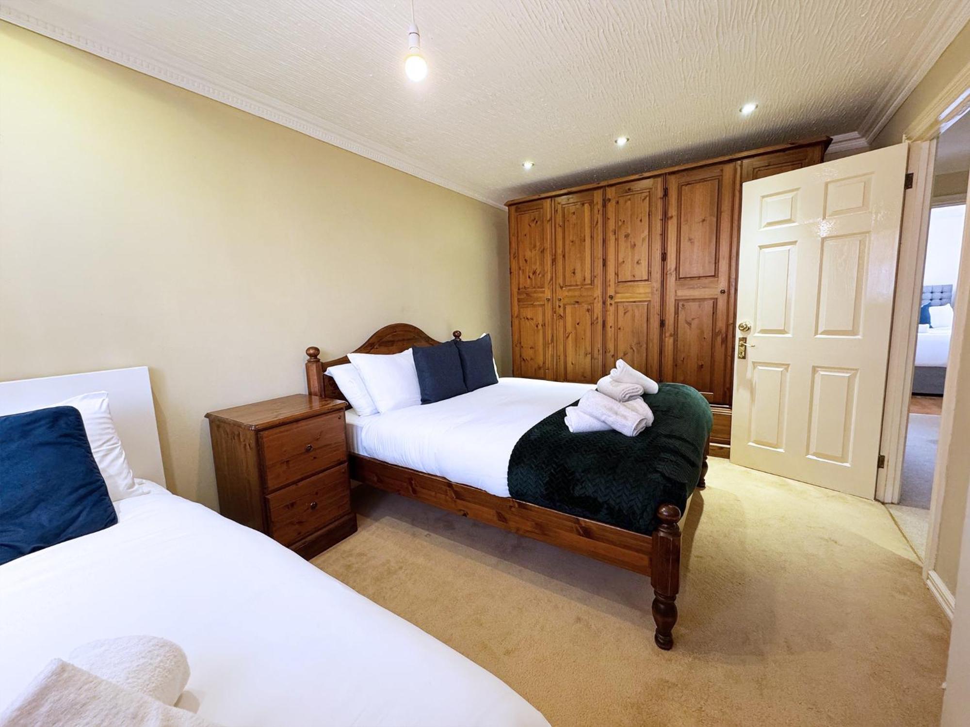 Three Bedroom House Near London Bridge *