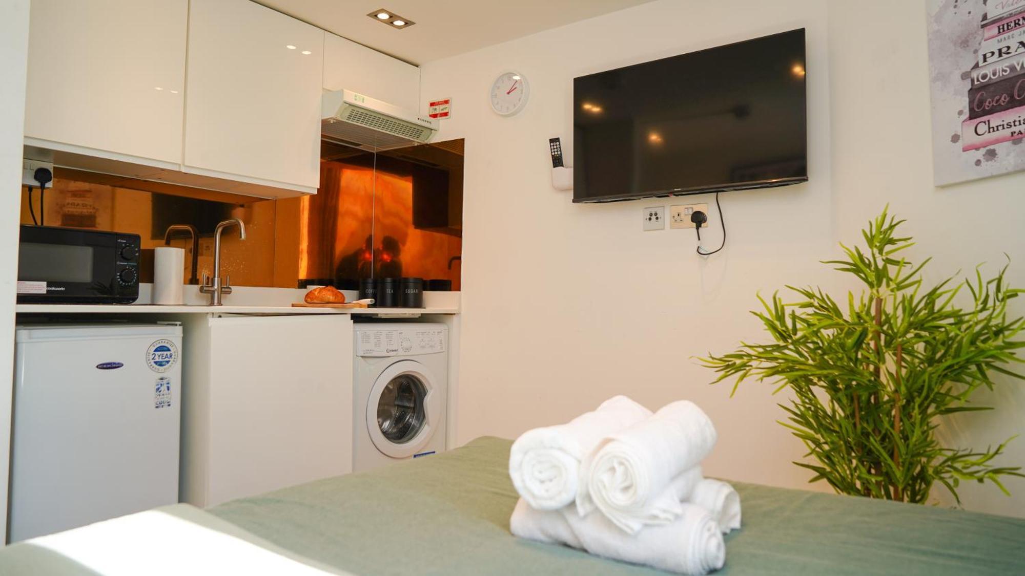 Prime 7 Mins Tube Apartment