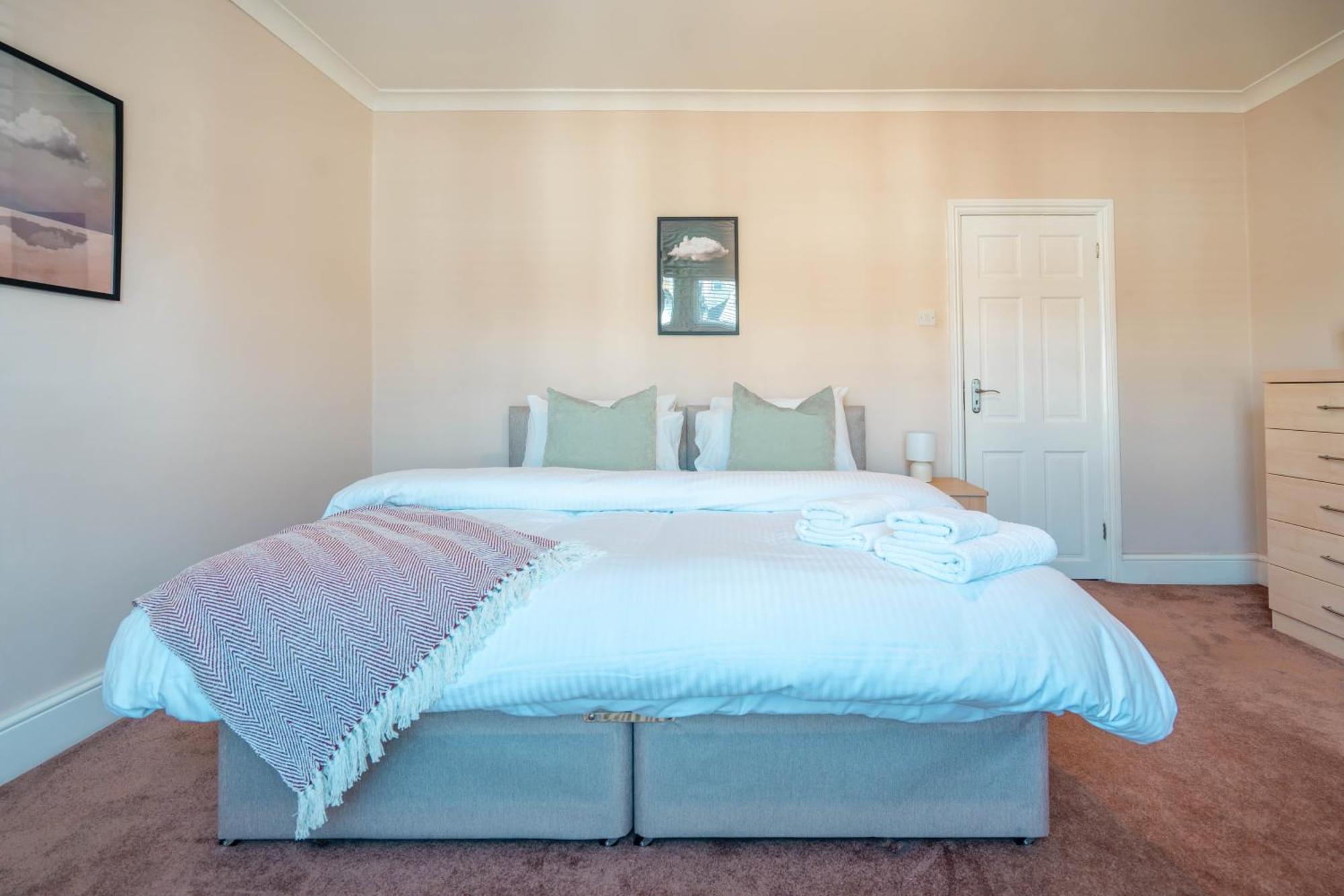 Spacious 3 Min From Station London