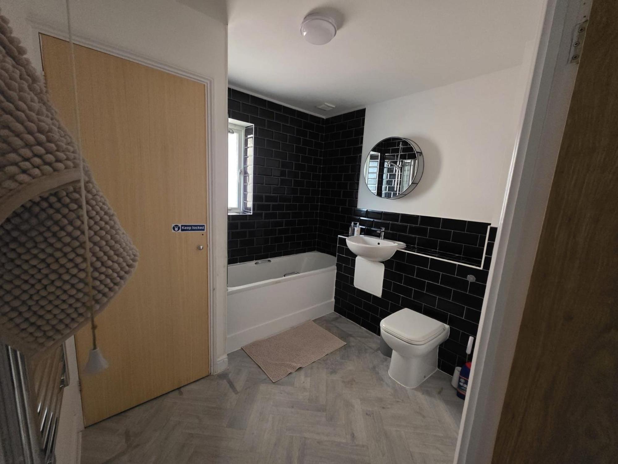 Apartment Comfortable 2-bed Flat, Free Parking, Near Excel *