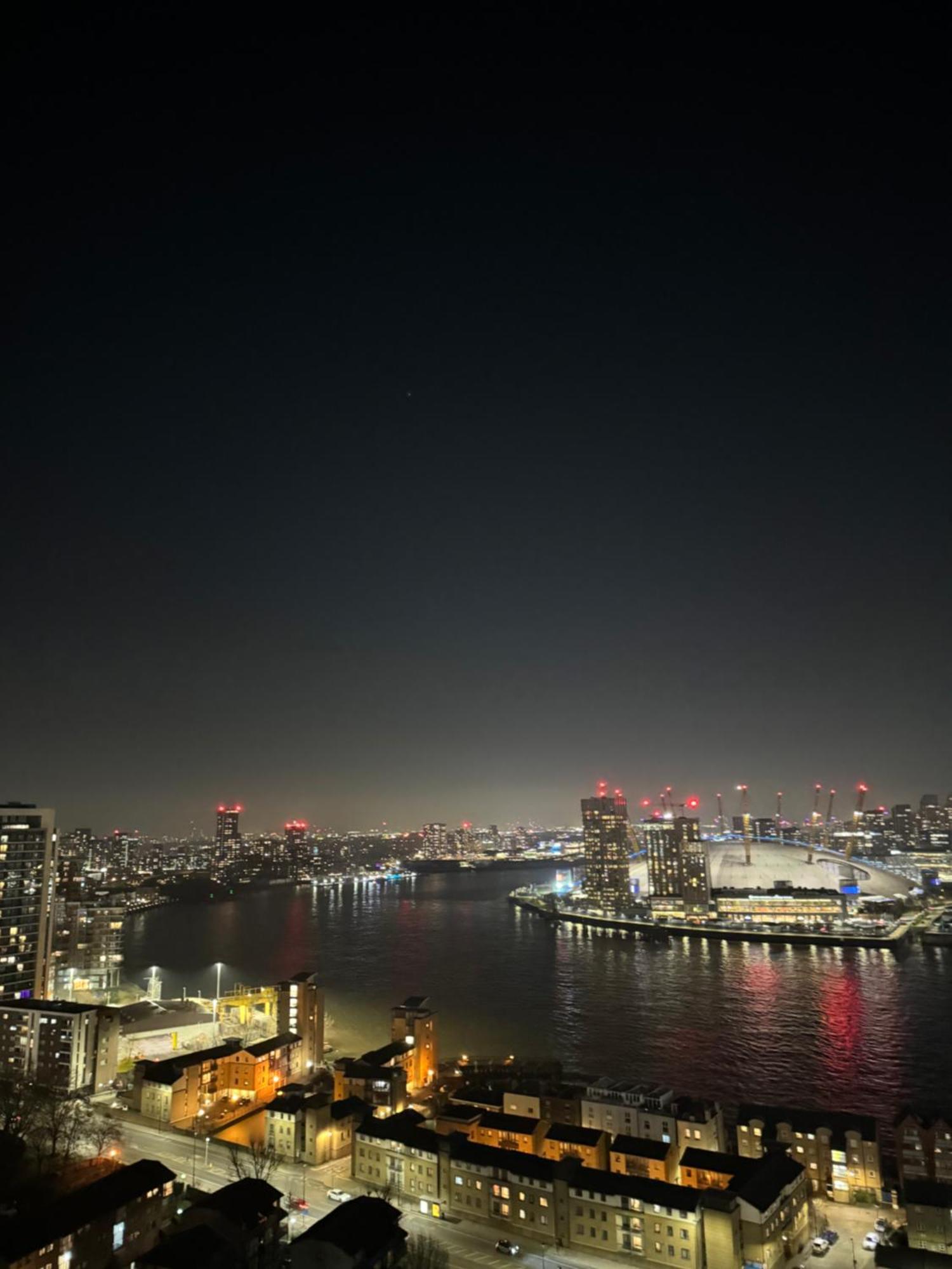 Luxury Canary Wharf Apt- Skyline Views & Balcony Appartement Londen