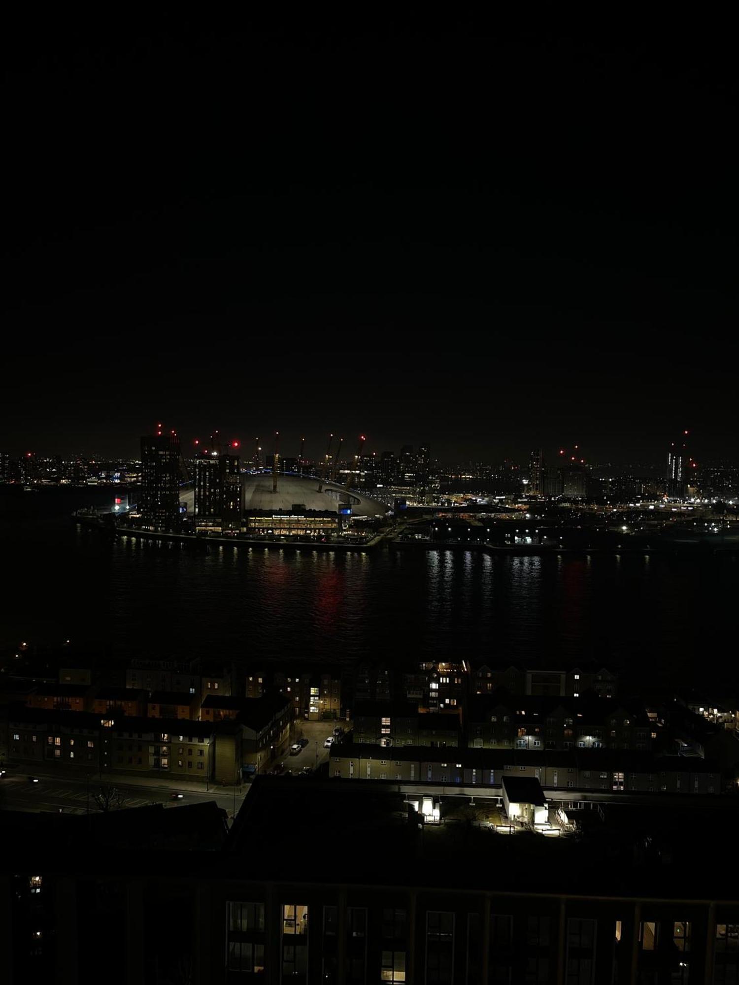 Luxury Canary Wharf Apt- Skyline Views & Balcony * Londen