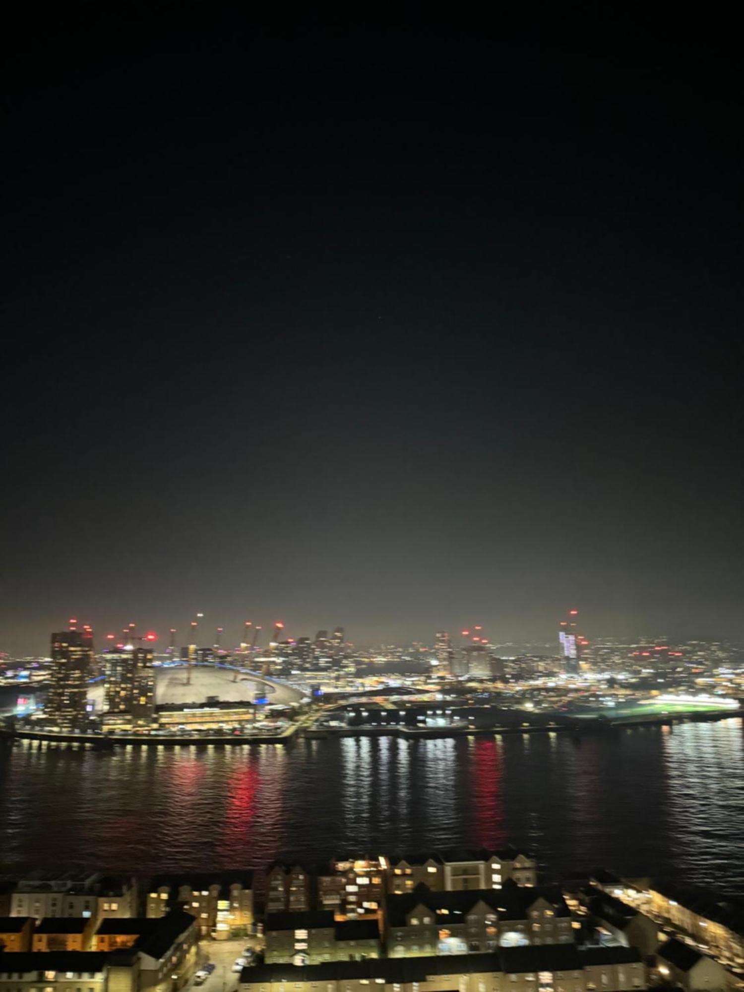 Luxury Canary Wharf Apt- Skyline Views & Balcony * Londen