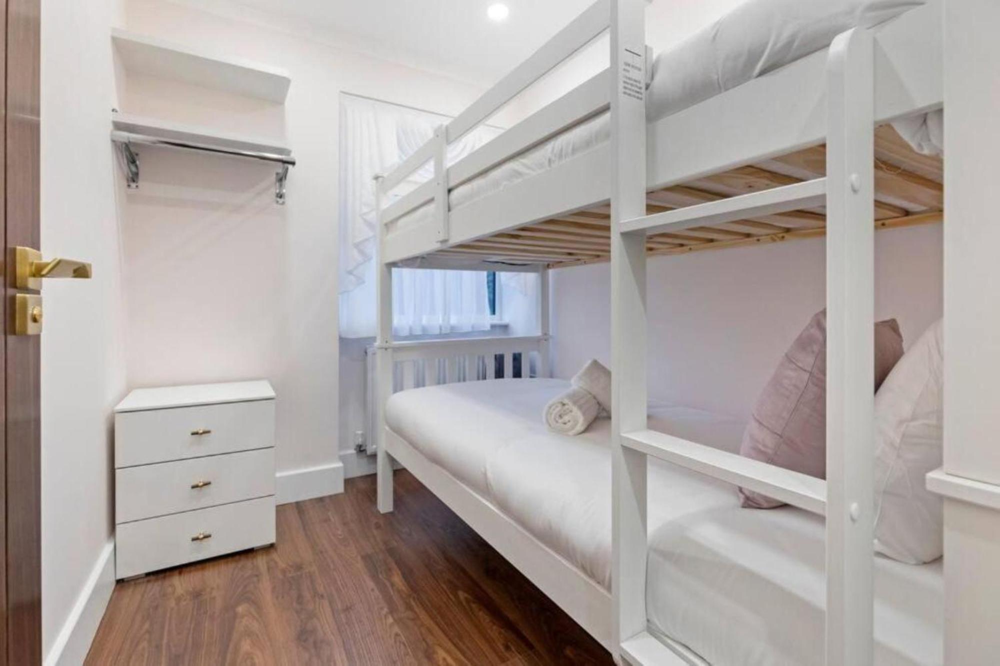 Metro Majesty 5-bedroom Gem In South Tottenham Leilighet