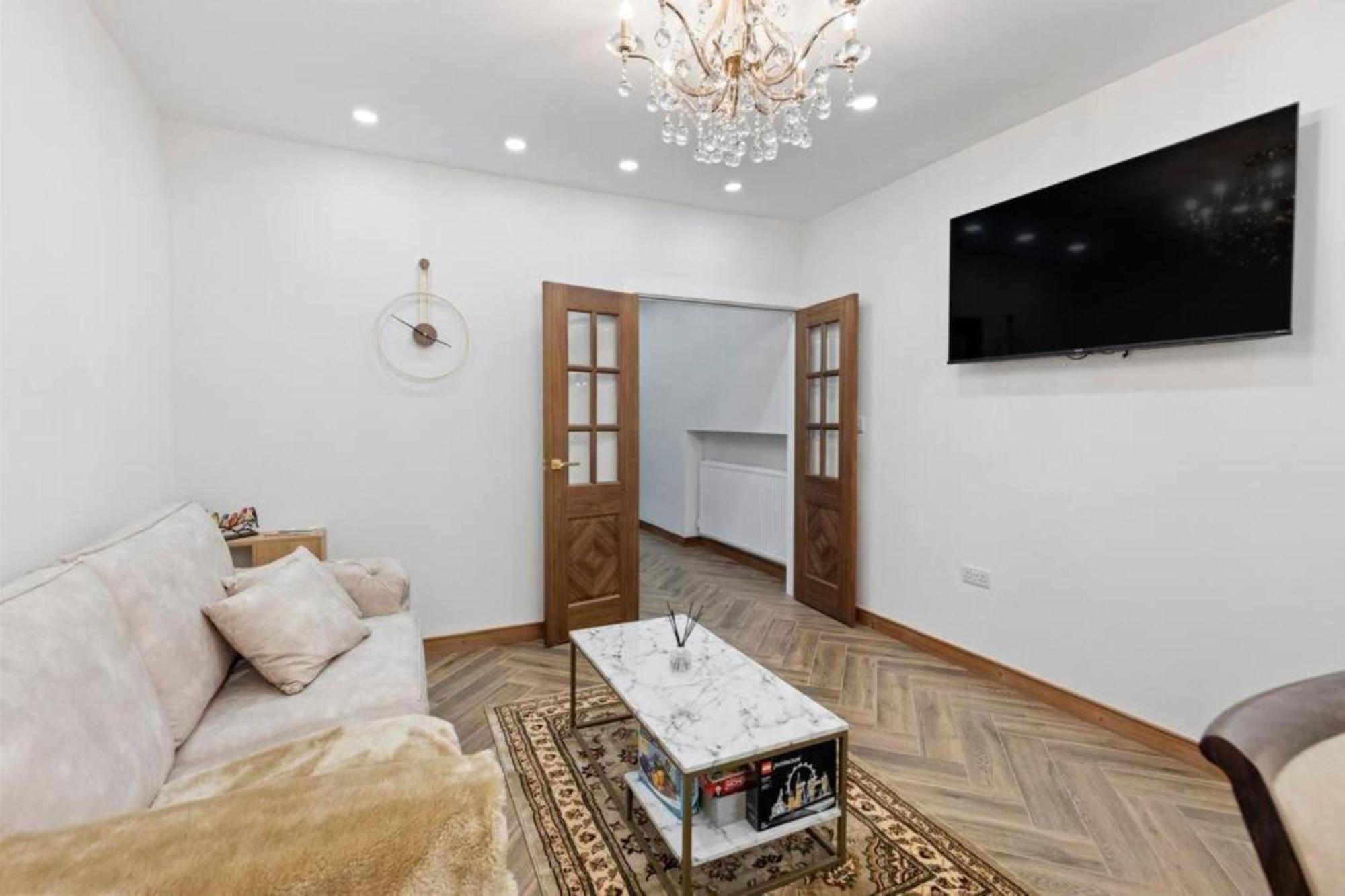 Metro Majesty 5-bedroom Gem In South Tottenham Leilighet