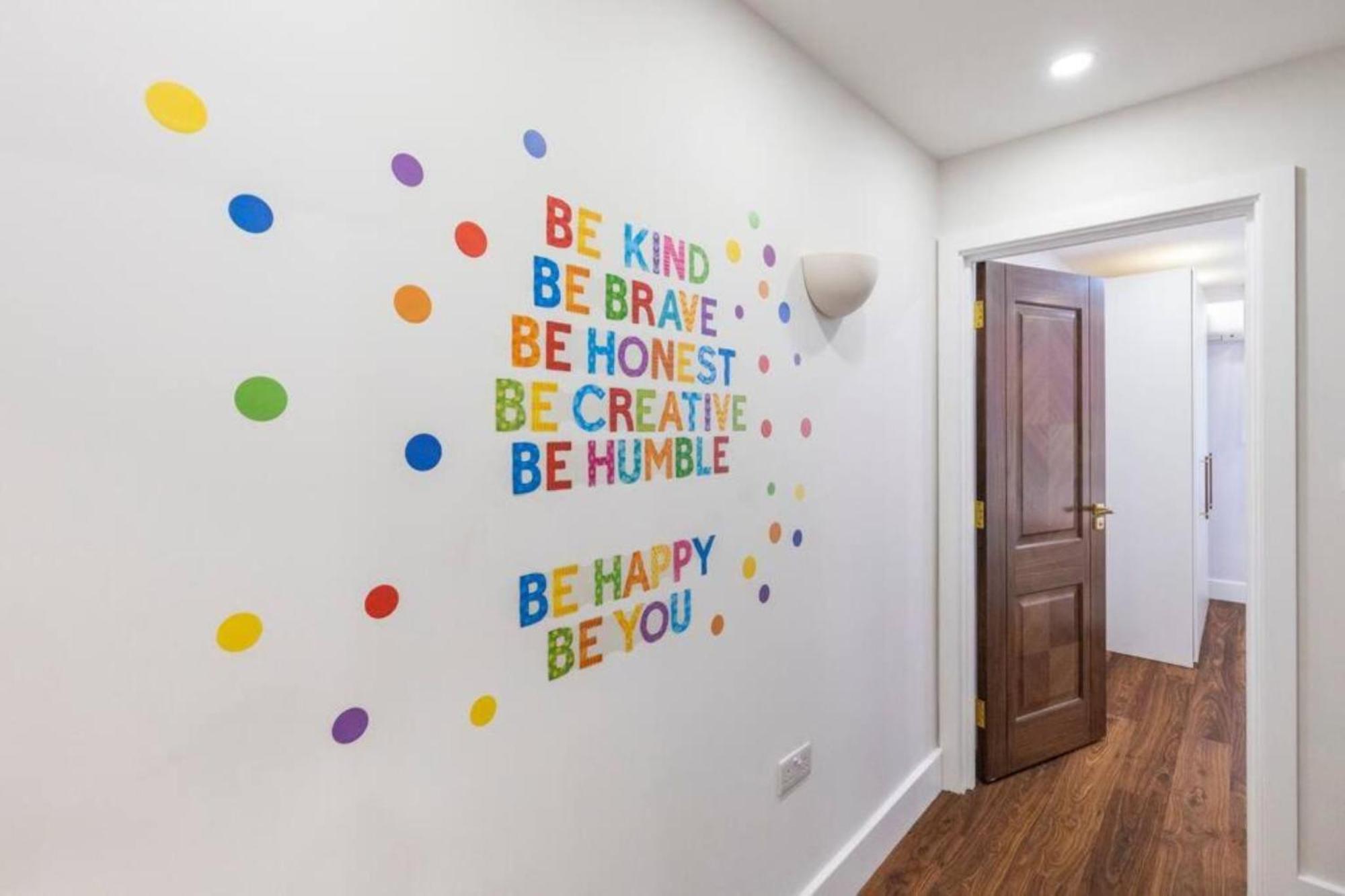 Metro Majesty 5-bedroom Gem In South Tottenham Leilighet *