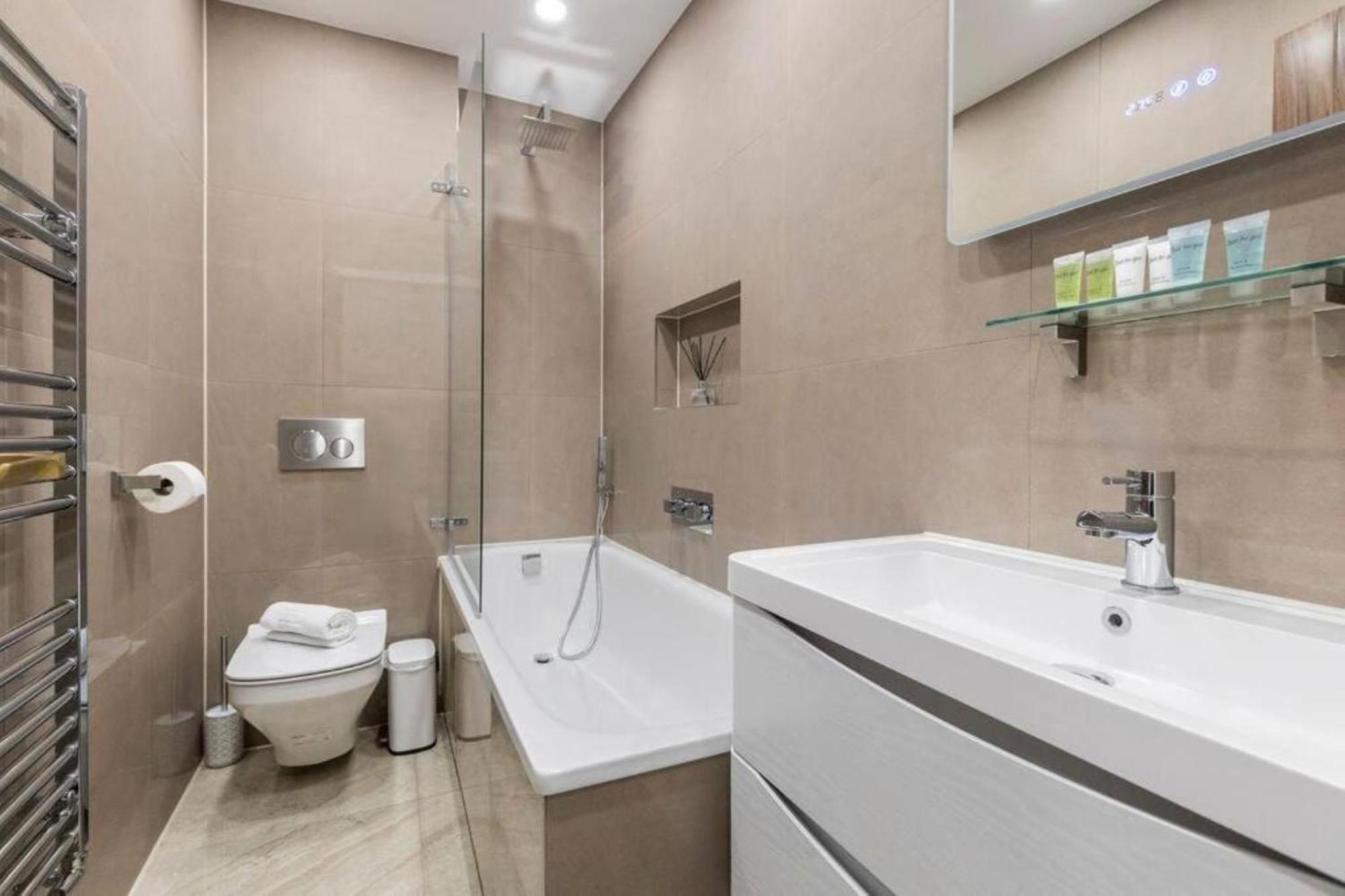 Metro Majesty 5-bedroom Gem In South Tottenham Leilighet