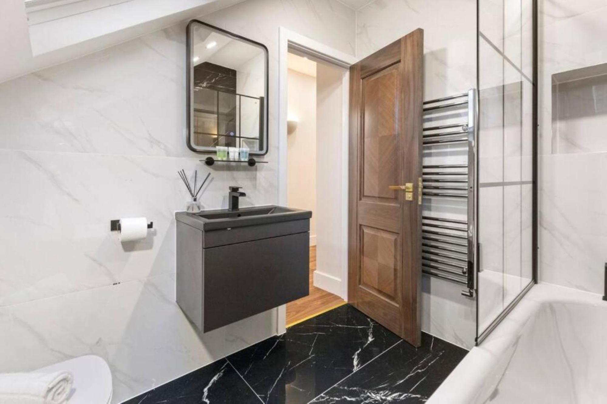 Leilighet Metro Majesty 5-bedroom Gem In South Tottenham