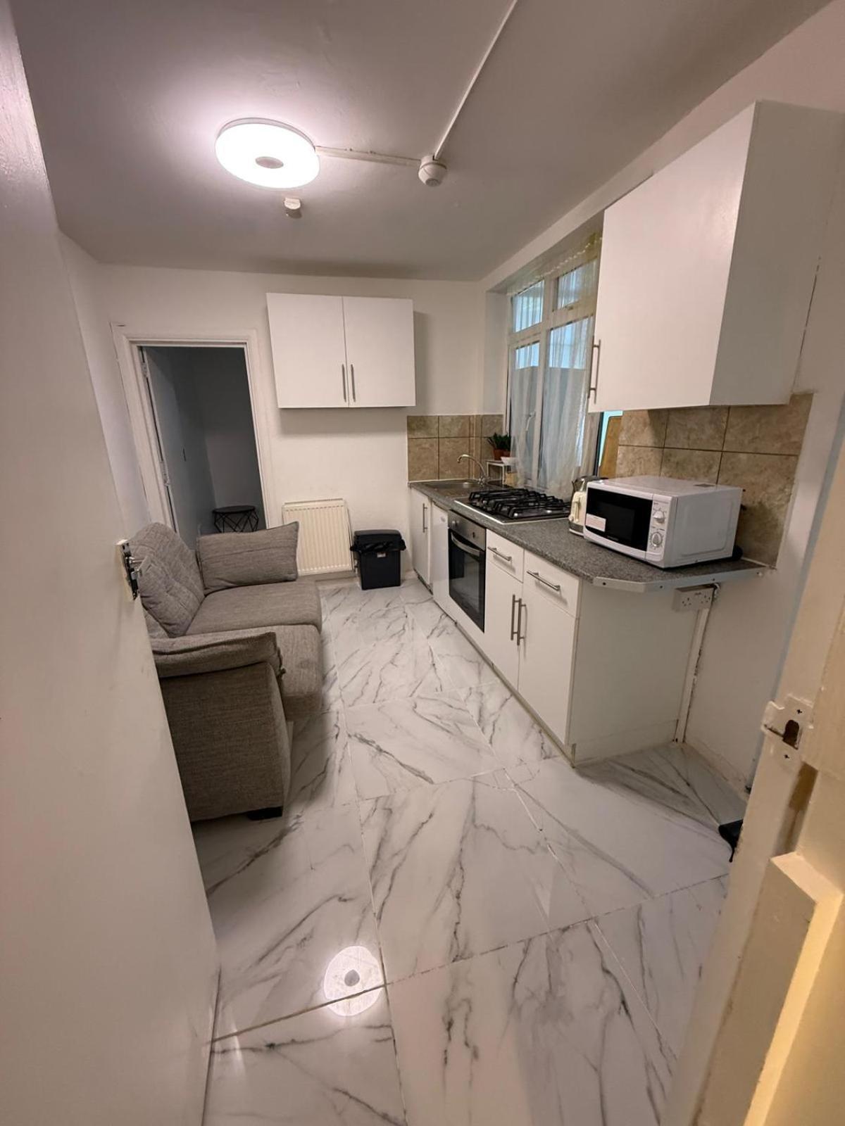 Apartment 3 Bedroom Flat Millais Rd *