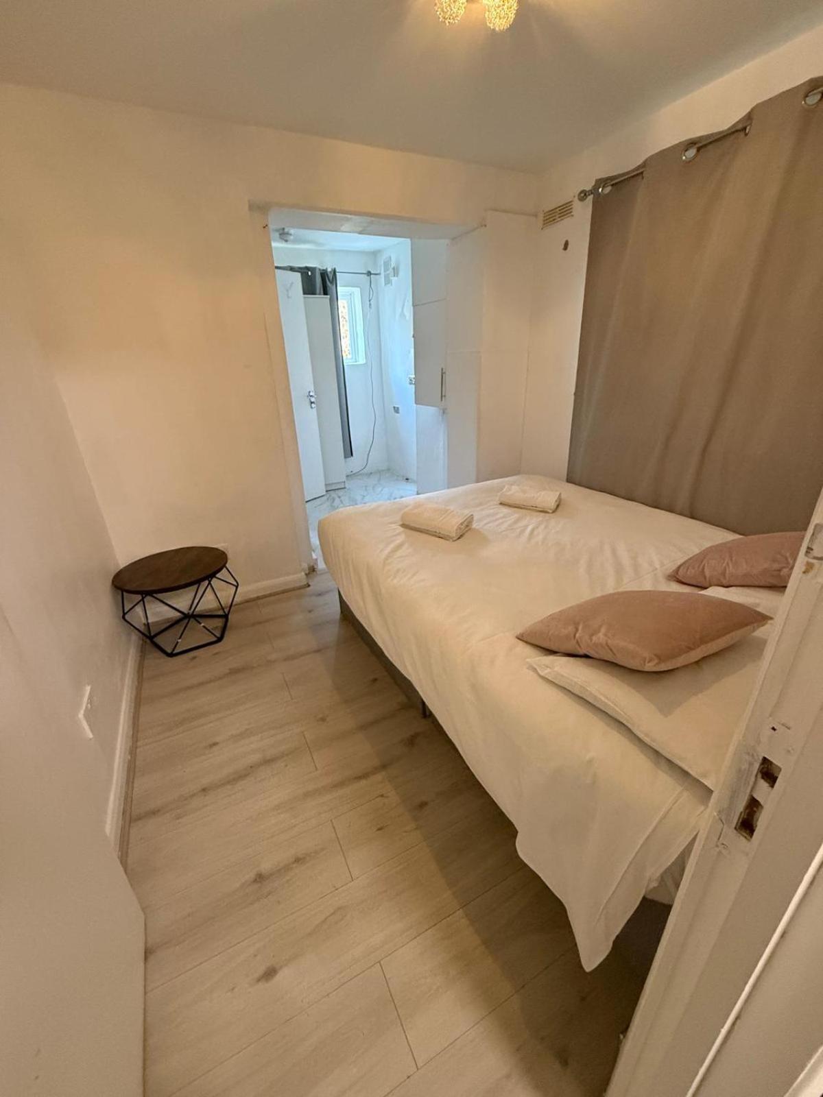 Apartment 3 Bedroom Flat Millais Rd London