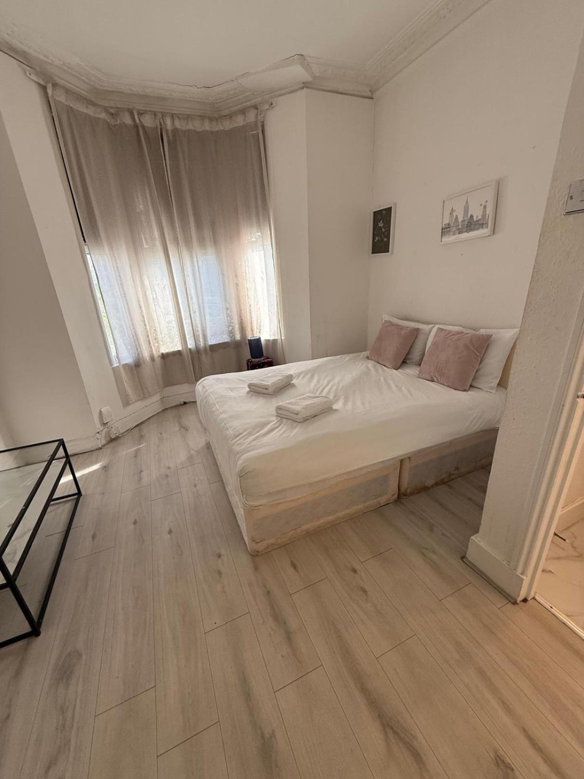 Apartment 3 Bedroom Flat Millais Rd