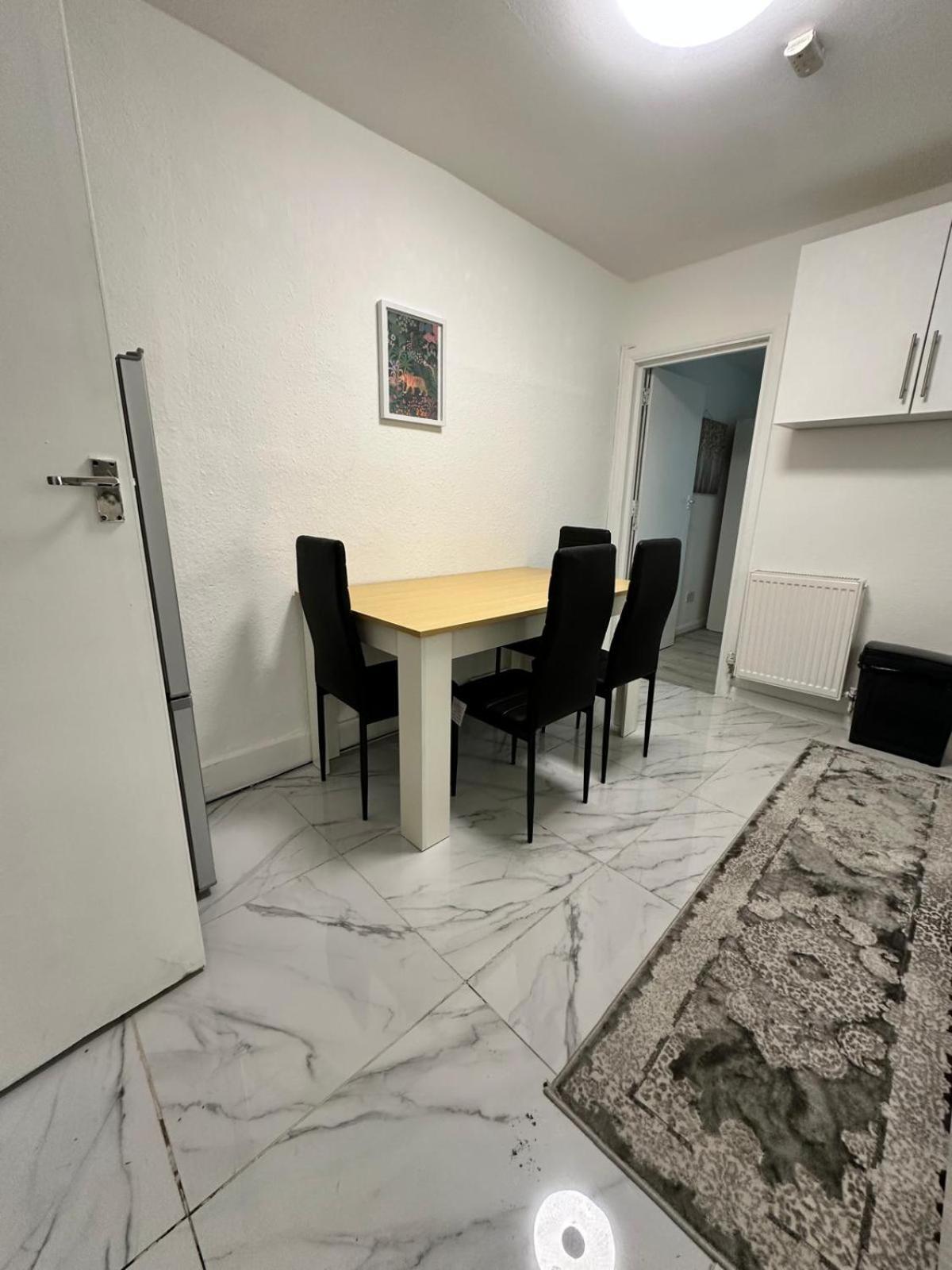 3 Bedroom Flat Millais Rd Apartment *