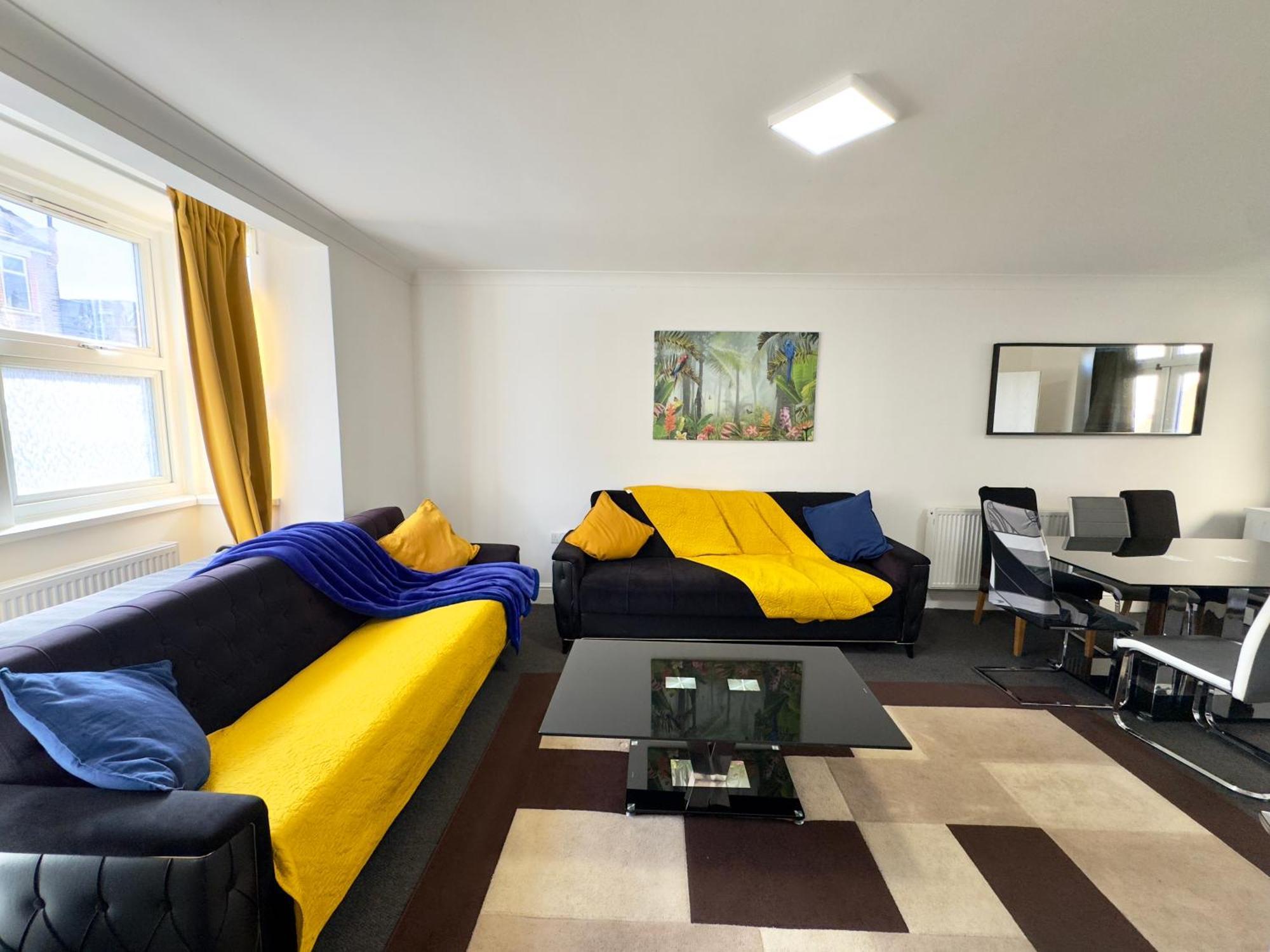 4 Bedrooms House, 3 Bathrooms , Separate Reception, Full Kitchen, Garden, Parking Vakantiehuis *
