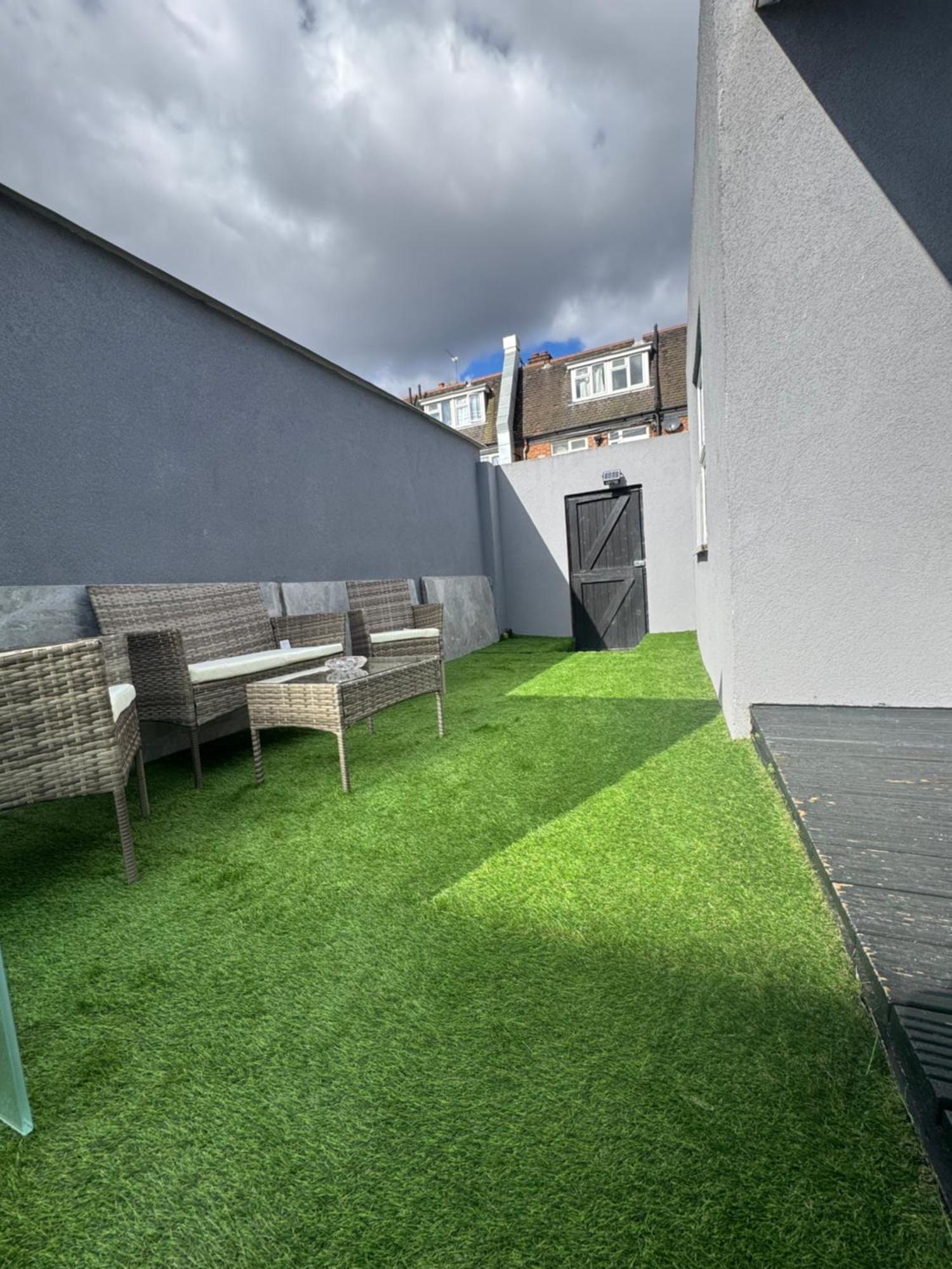 Newly Built Modern House With Free Parking Apartamento