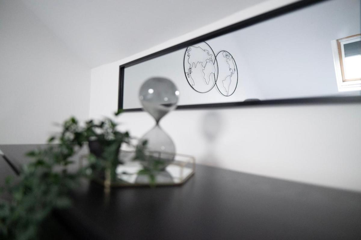 Bright 2-bed Flat With Skylight Attic Apartment