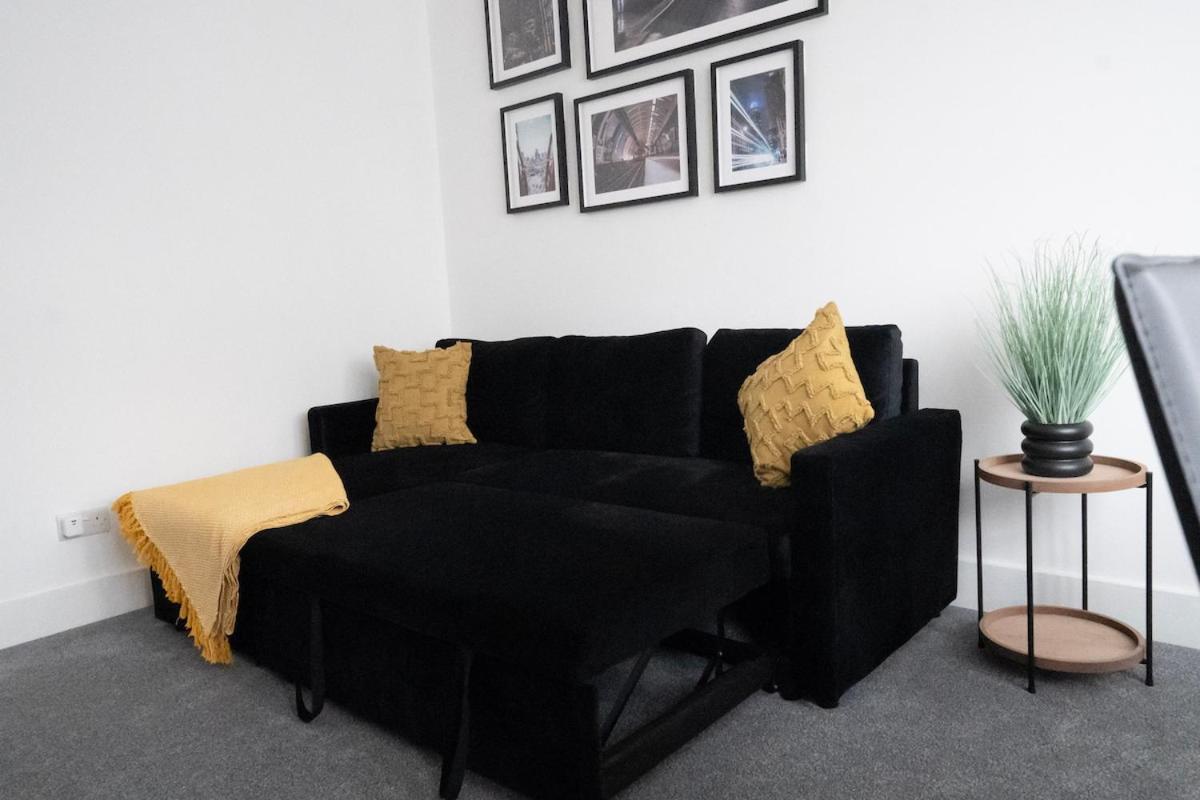 Apartment Bright 2-bed Flat With Skylight Attic