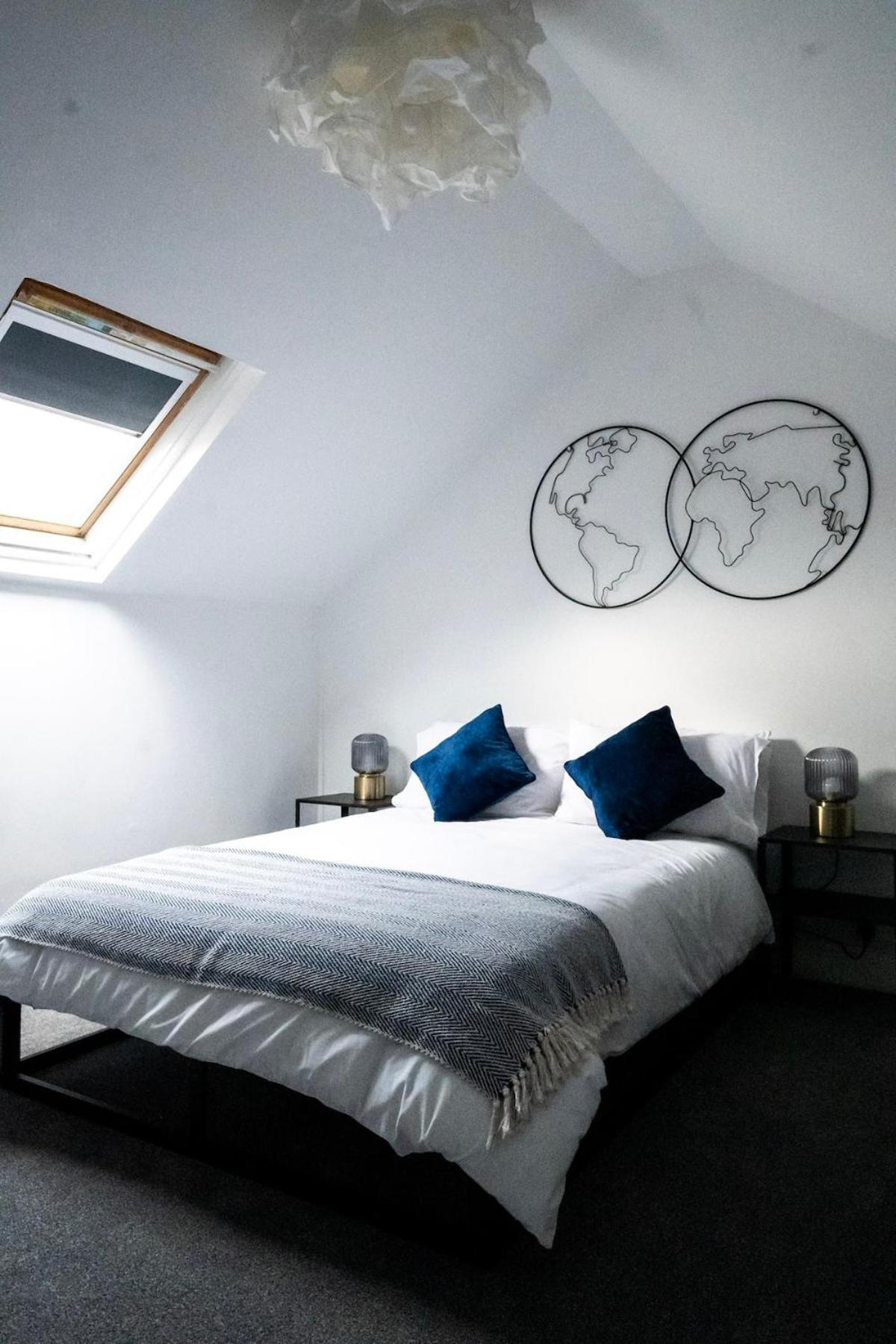 Bright 2-bed Flat With Skylight Attic *