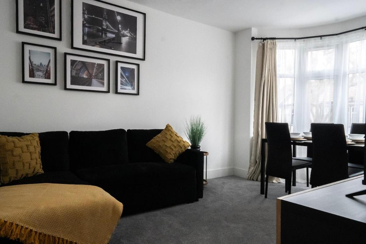 Apartment Bright 2-bed Flat With Skylight Attic